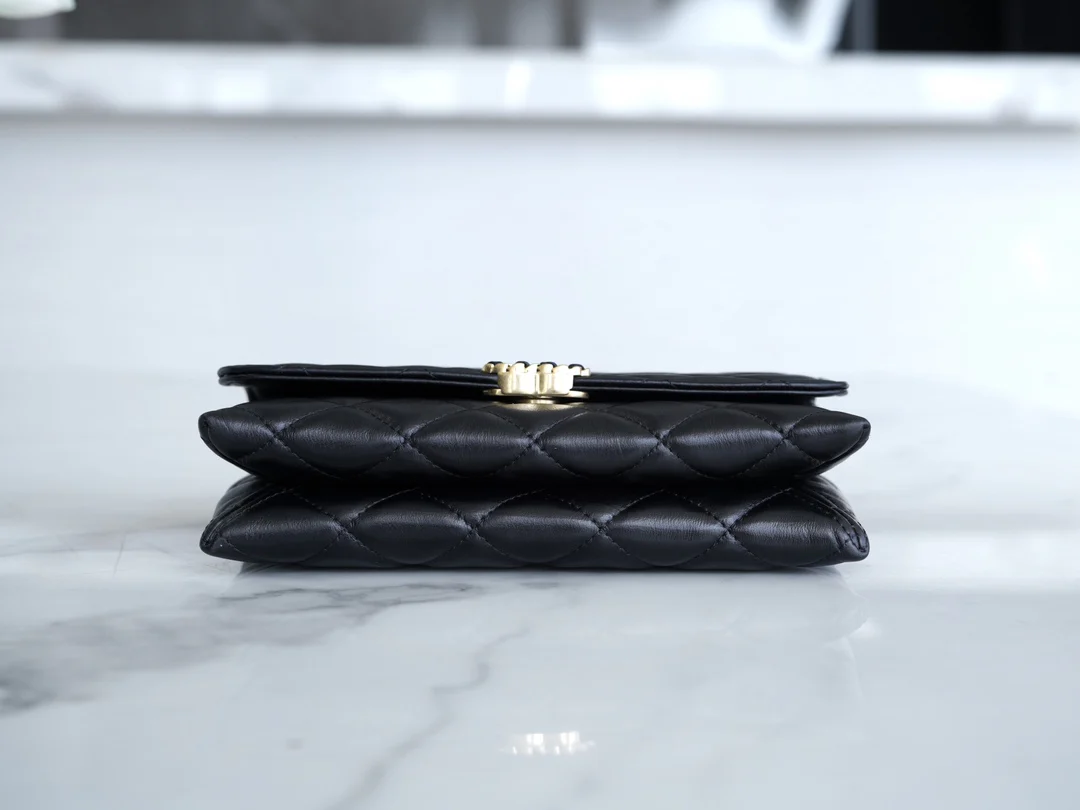 Коллекция Chanel осень/зима - 19 - Сумка ?Тофу? - Черная, широкий плечевой ремень, мятая кожа