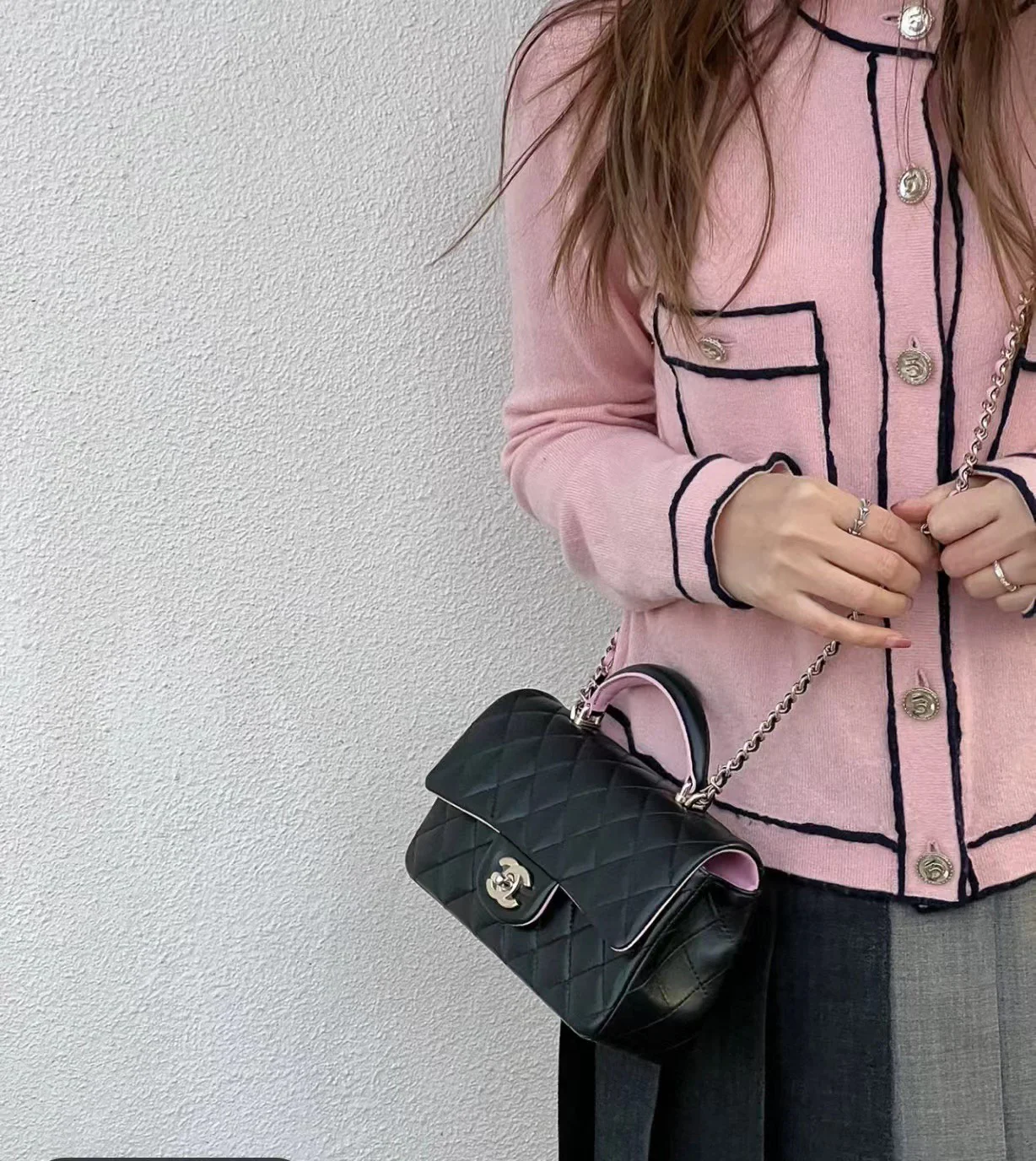 Новинка сезона весна/лето 2023 от Chanel - сумка CF - 20 см - черно-розовая - на фото.