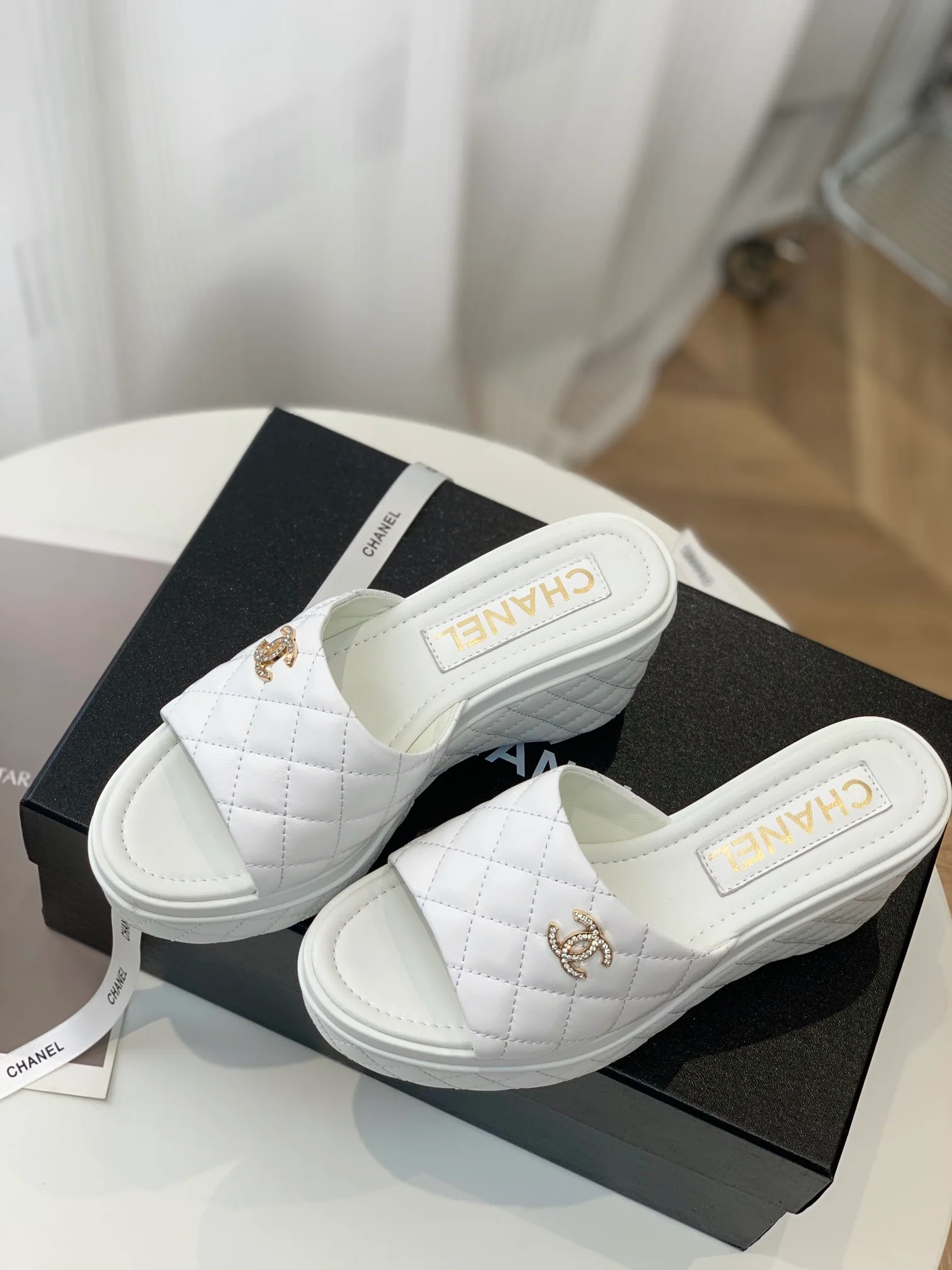Новинка 2023 года от Chanel - Тапочки на платформе с ромбовидным узором - Белые