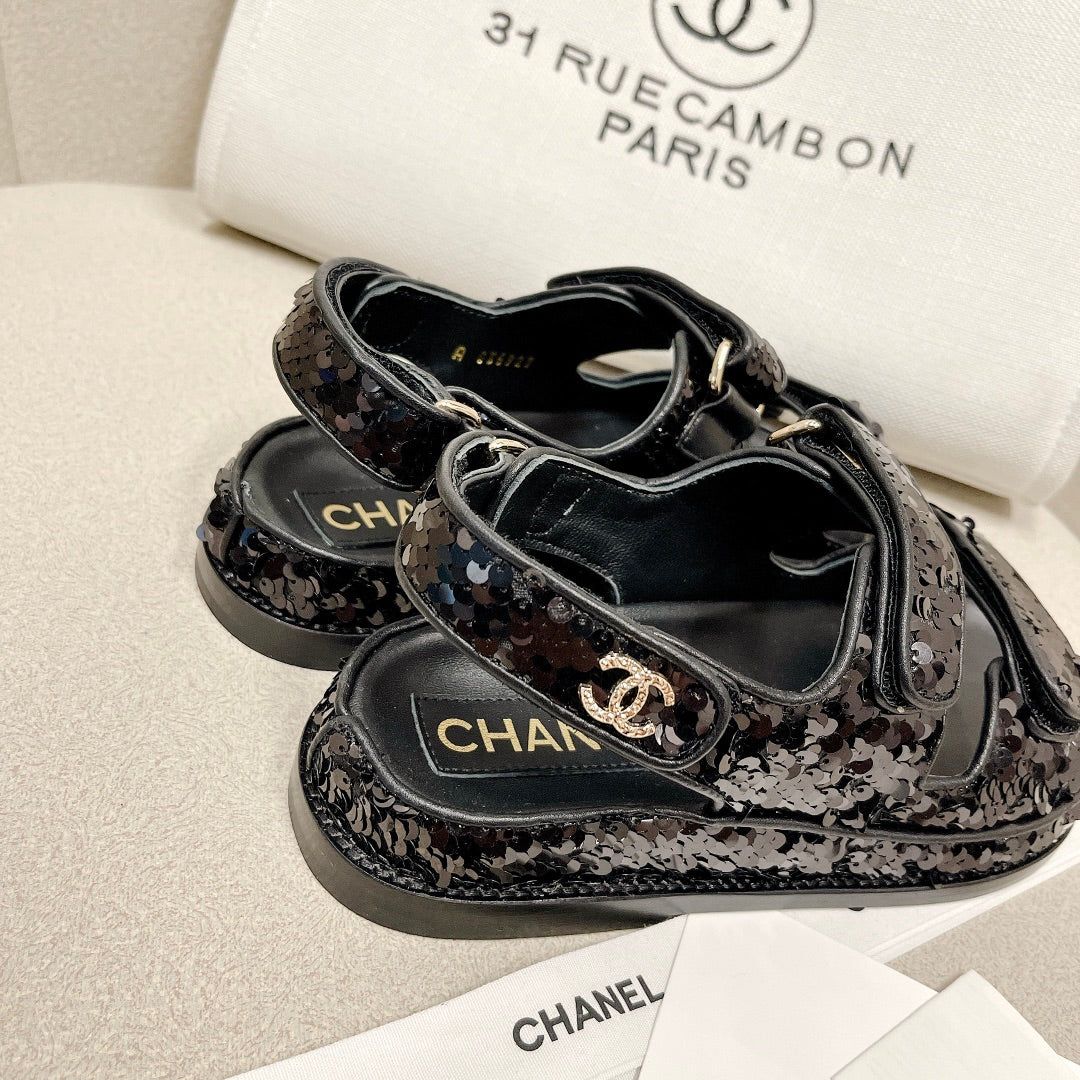 Chanel - Черные сандалии с пайетками
