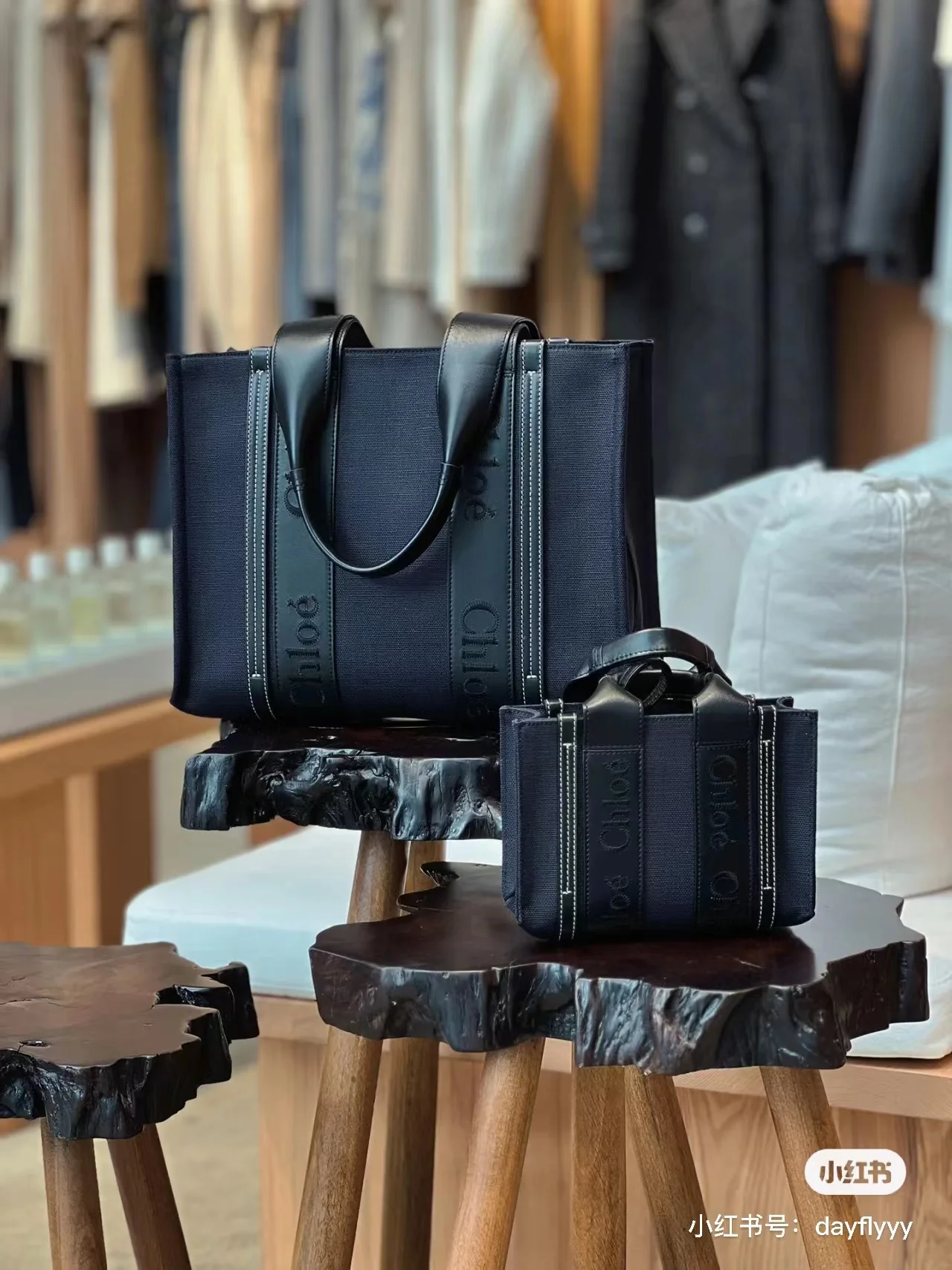 Новинка весны 2023 года от Chloe - сумка-тоут Woody - льняная кожа, темно-синий с черными элементами - средний размер