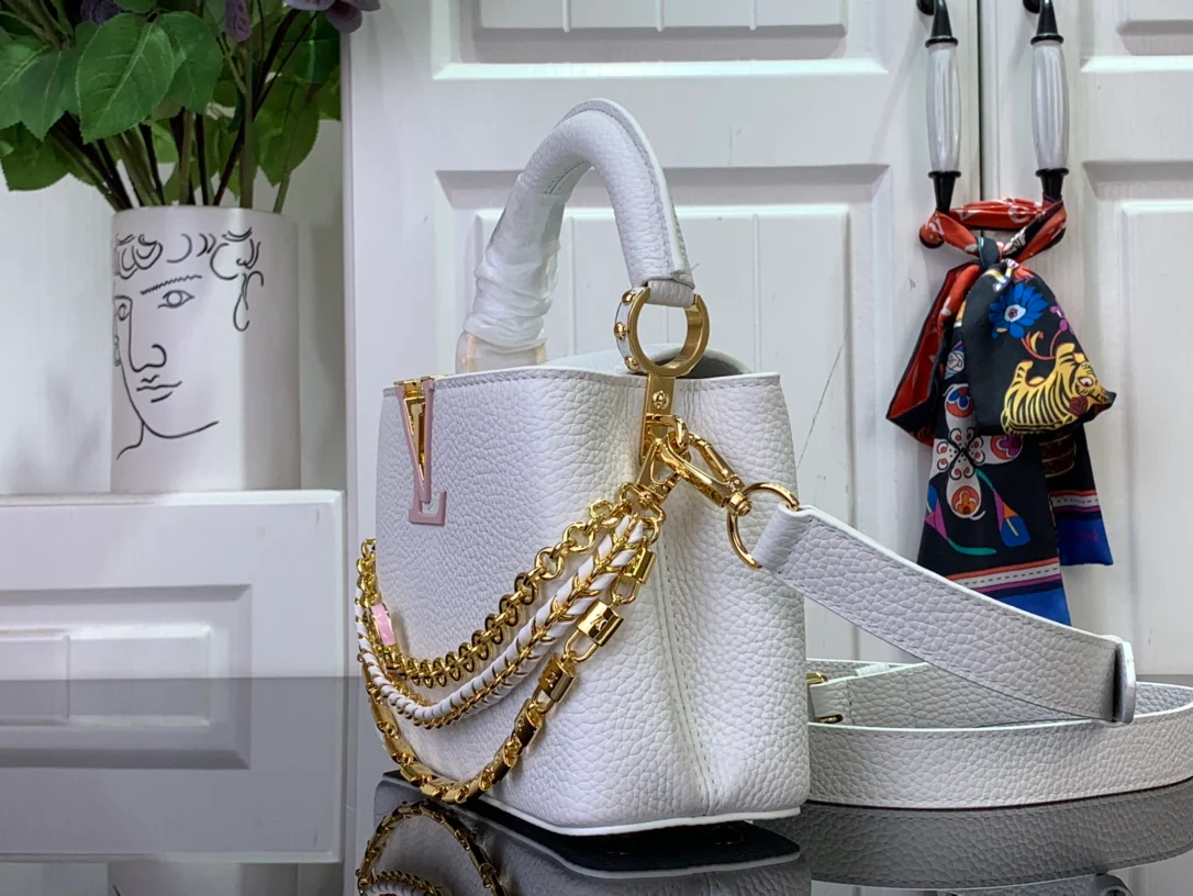 Миниатюрная кожаная сумочка LV Capucines с цветочным узором и цепочкой - белая.