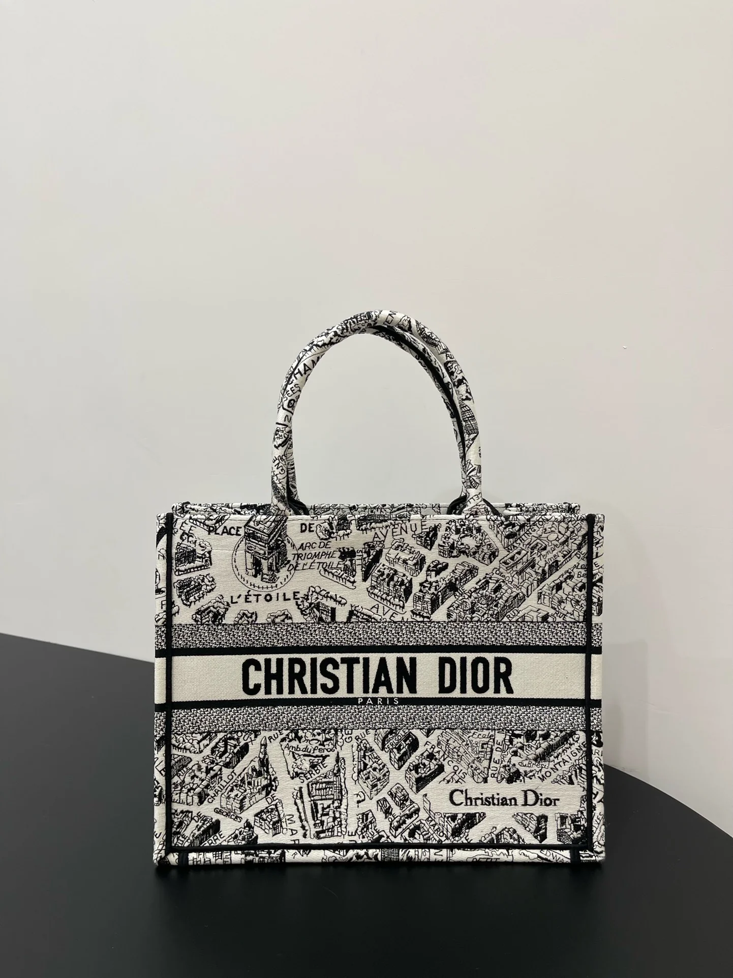 Сумка Dior Book Tote, средний размер, 36,5 см, летний размер 23, белая.