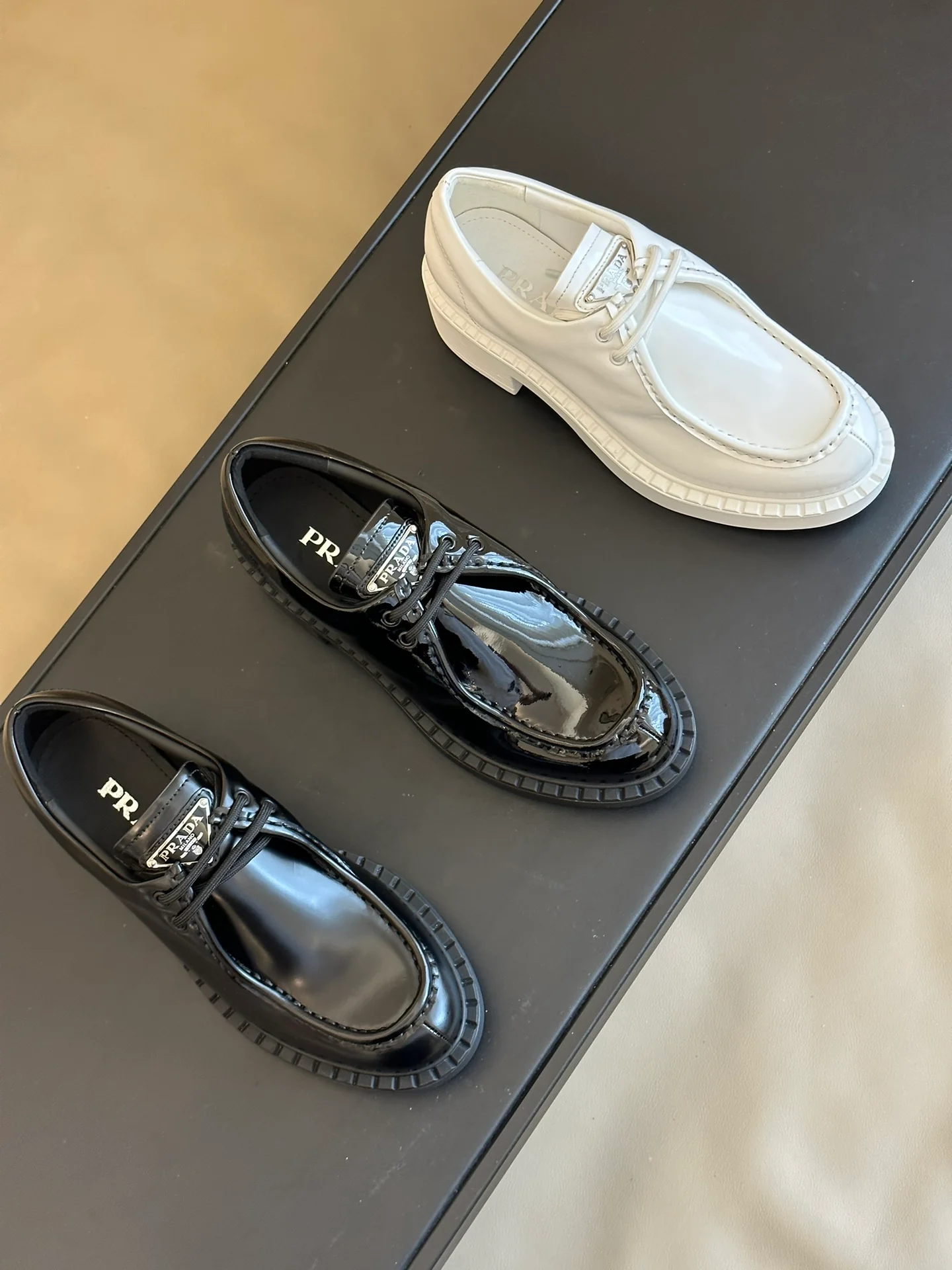 Новинка сезона осень/зима 2023 от Prada - Лоферы из телячьей кожи - Глянцевый черный