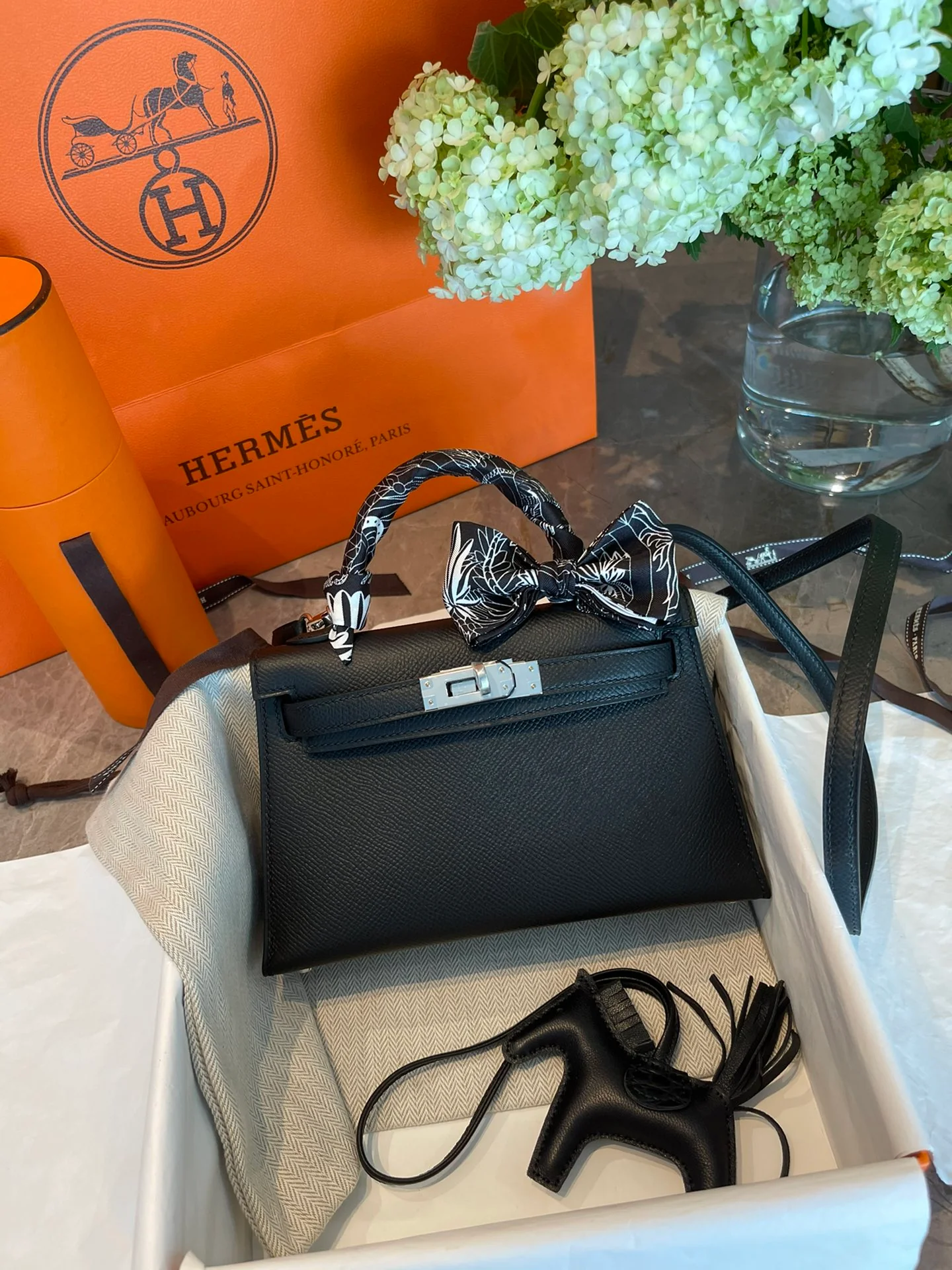 Мини-сумка Hermes Kelly 2-го поколения, цвет Epsom Black, с серебряной пряжкой.
