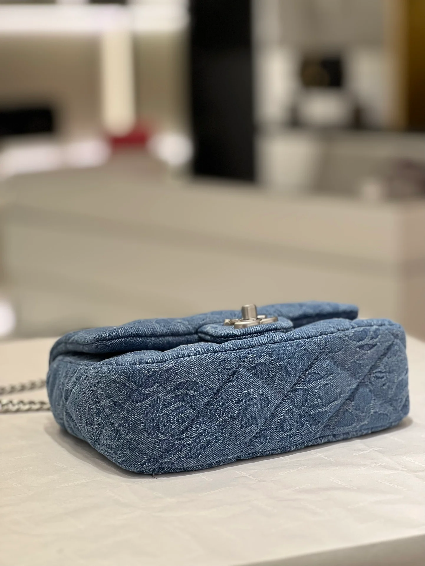 Коллекция Chanel Весна/Лето 2023 - Пряжка в виде сердца с камелией из денима - Квадратная - Светло-голубая серебристая пряжка - 19 см - 1