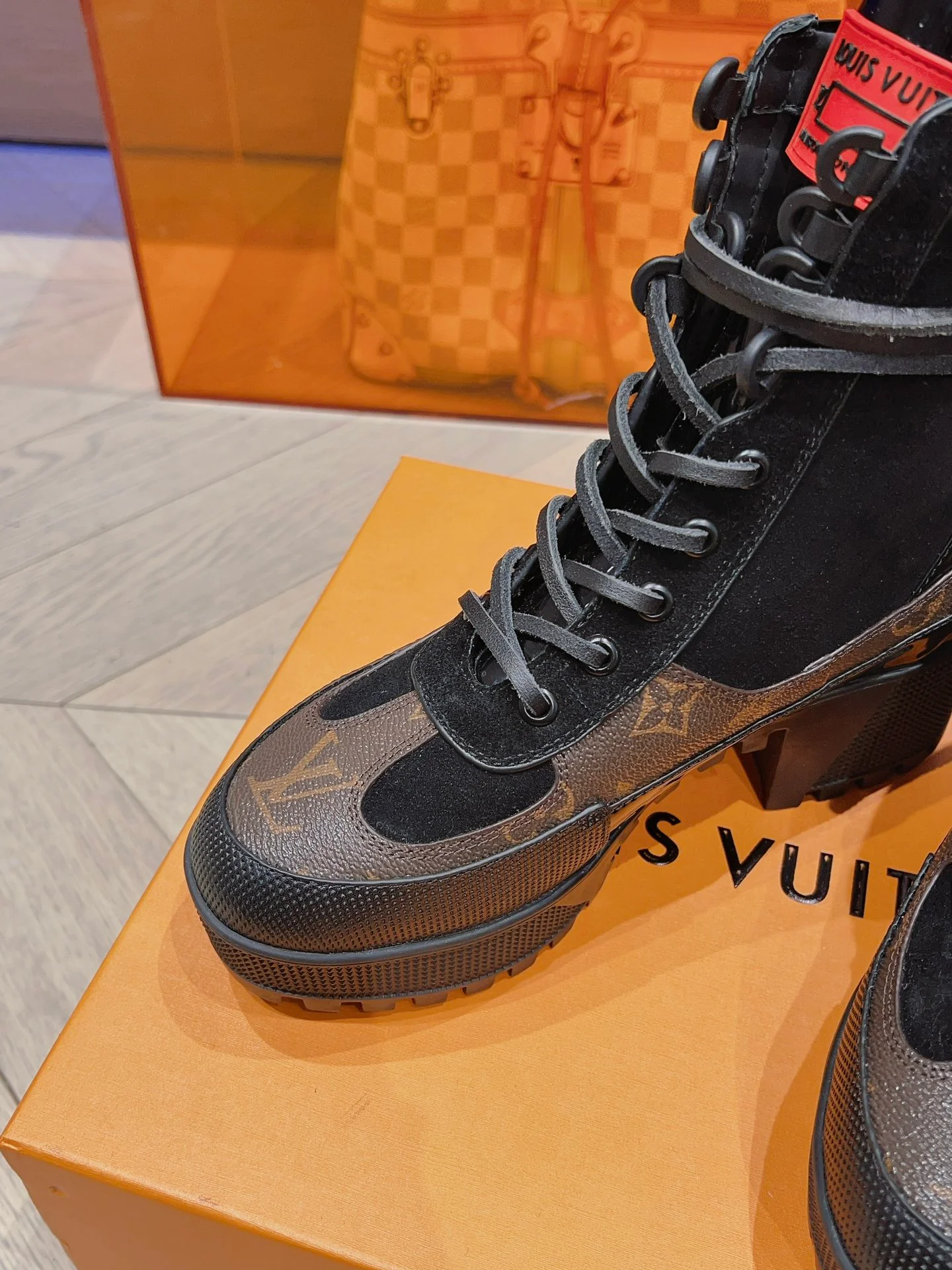 Классические ботинки Dr. Martens на высоком каблуке от LV — черные, с монограммой.