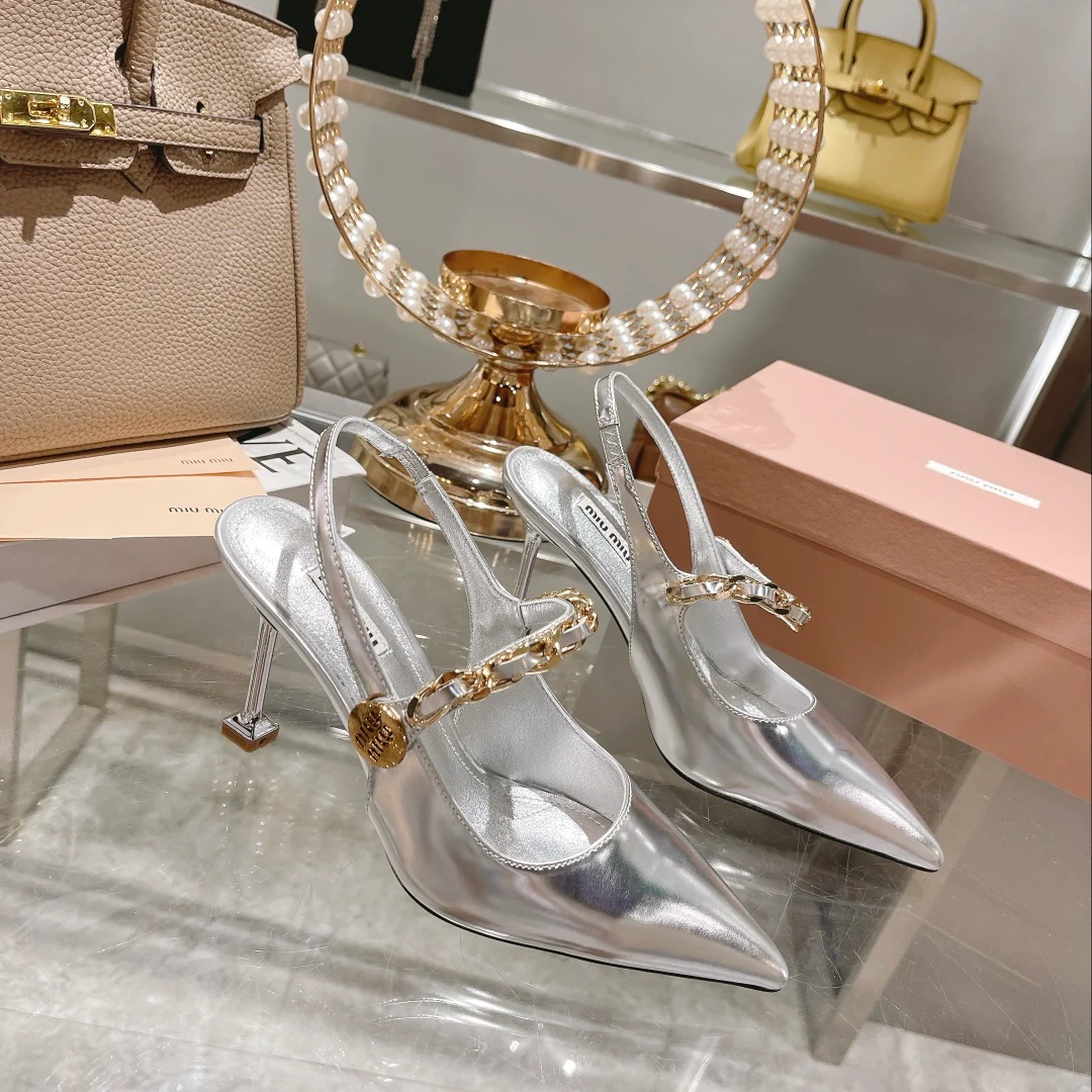 Новинка осенне-зимней коллекции Miu Miu 2022 — туфли на высоком каблуке с острым носком и вырезом на пятке — серебристые.