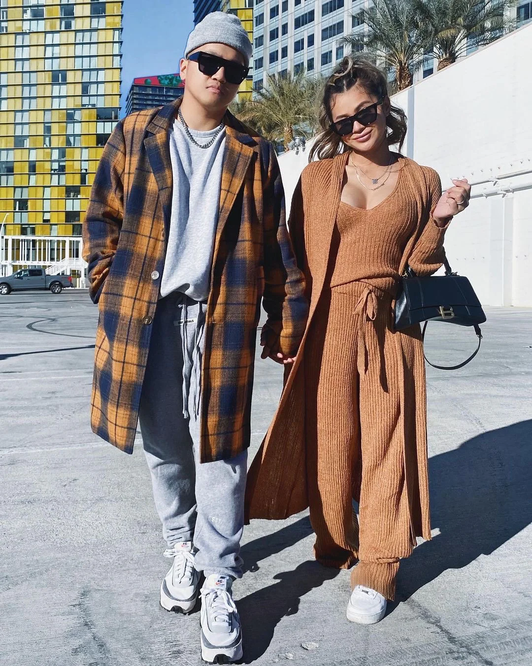 Сумка Balenciaga Hourglass — черная, из гладкой кожи, с золотой пряжкой — изображение опубликовано в сети.