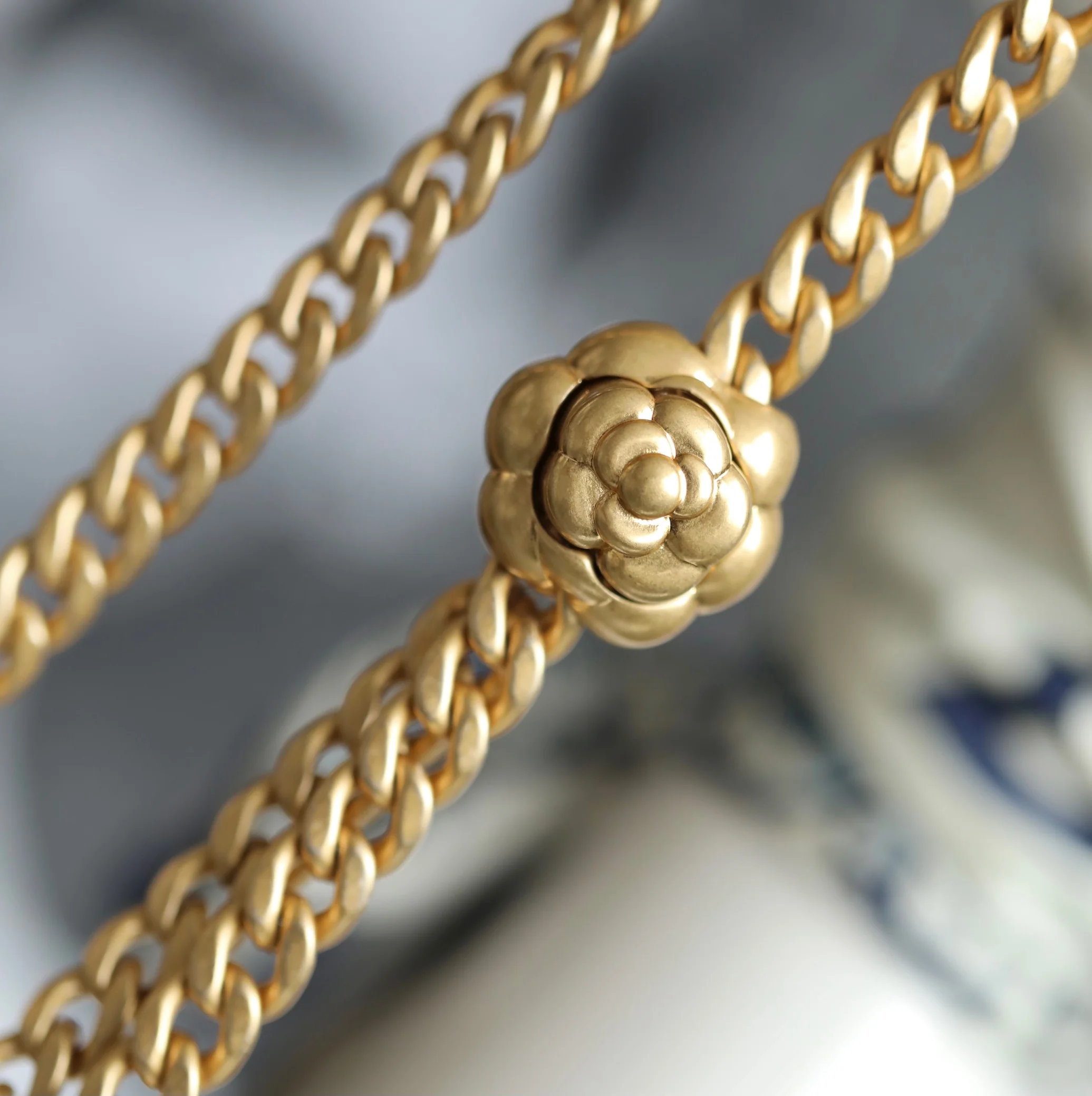 Весенняя коллекция Chanel 2023 - Регулируемая пряжка Camellia WOC - Овечья кожа - Черный - 19 см