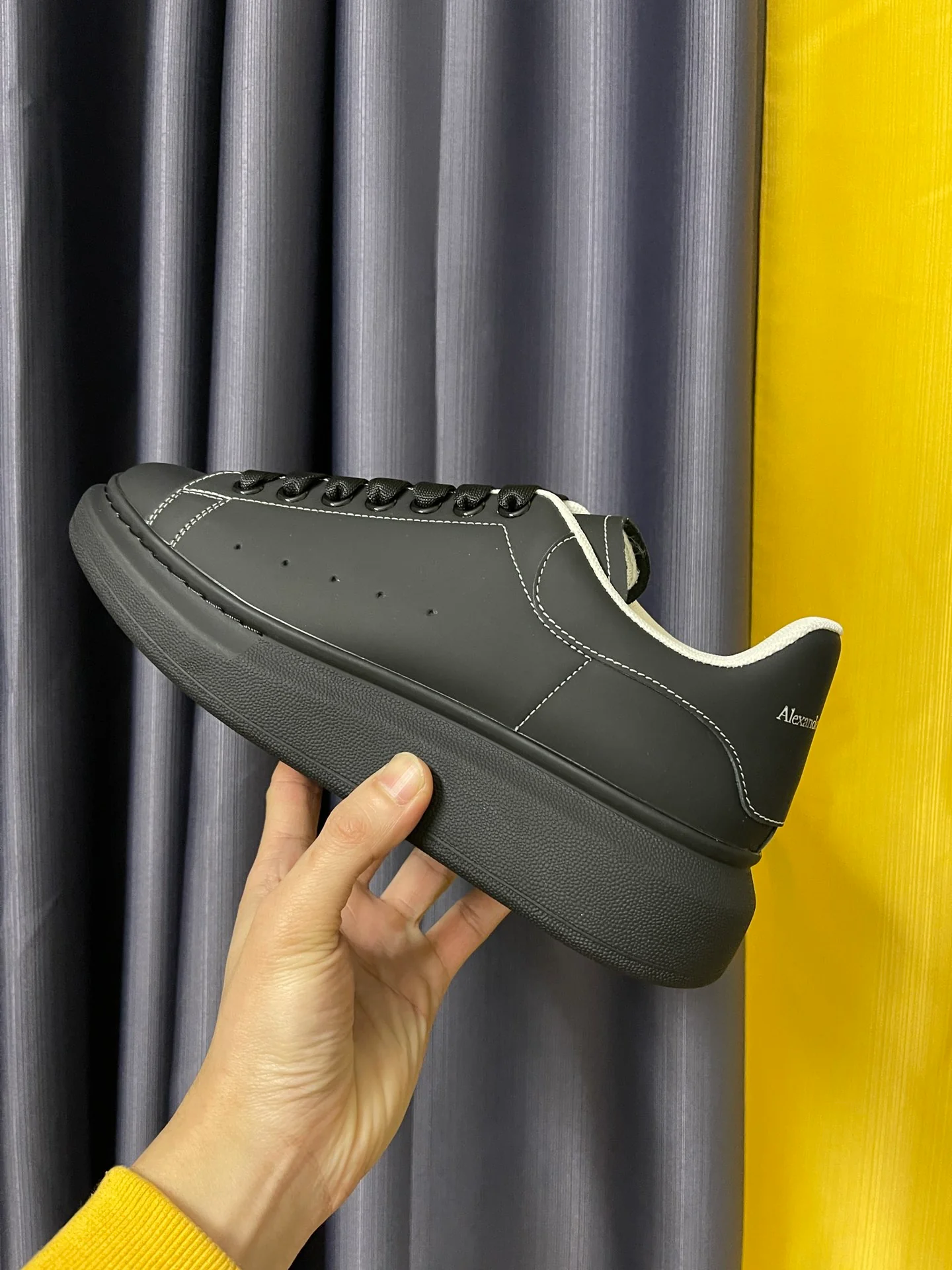 Классические белые кроссовки McQueen - унисекс - черные с белой строчкой - премиум-версия