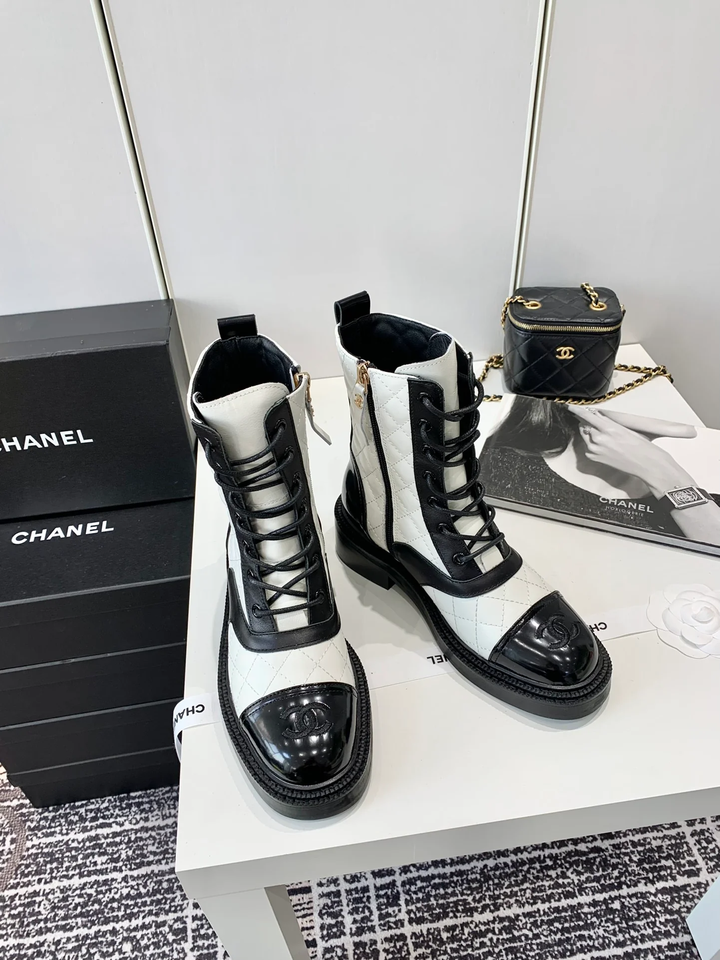 Chanel - Сапоги для верховой езды на шнуровке - Белые