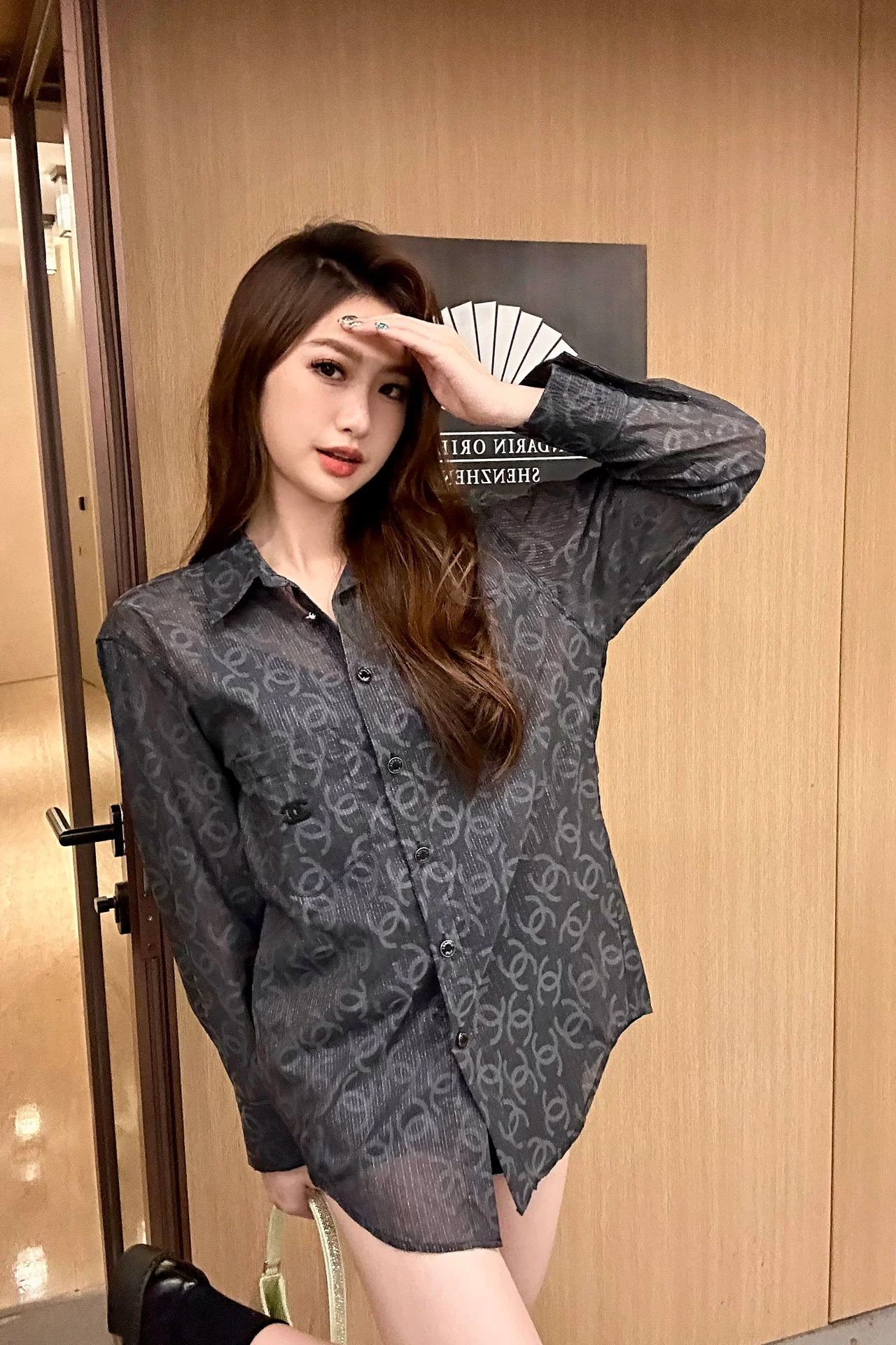 Рубашка Chanel 2403 с двойным С-образным воротником и темным узором - черная