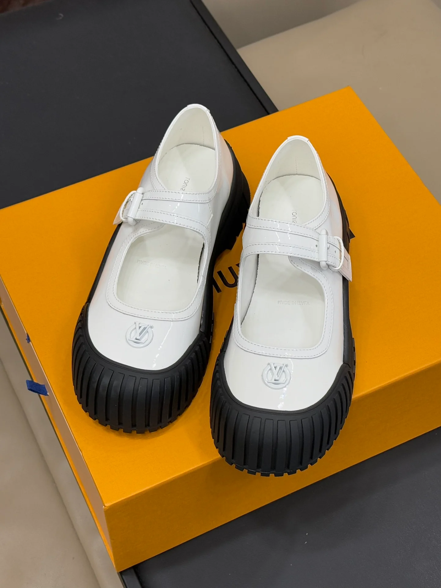 LV-2024 Двухцветные туфли для большой головы - белые