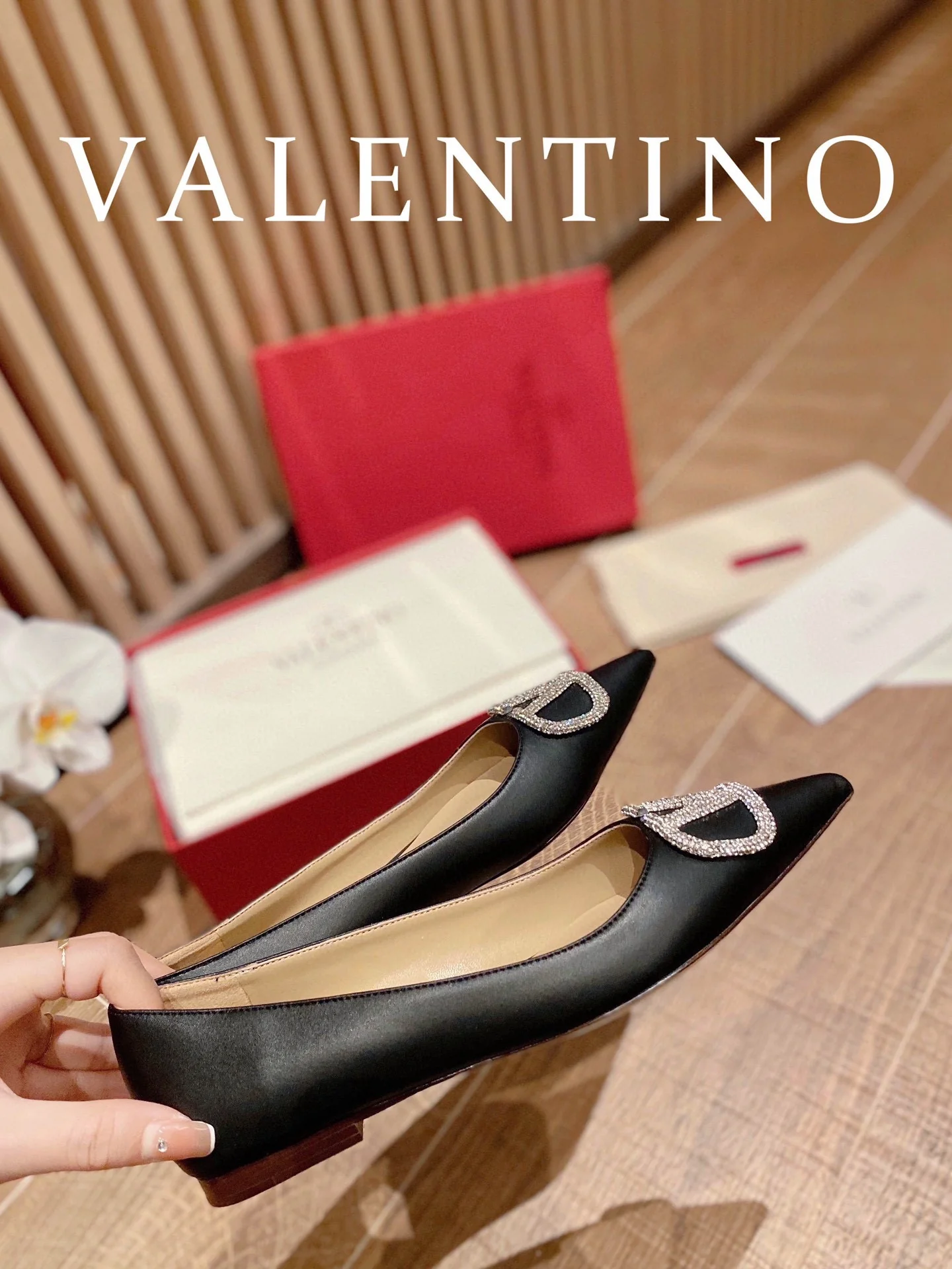 Туфли Valentino на каблуке с V-образным вырезом и бриллиантовой пряжкой — черные.