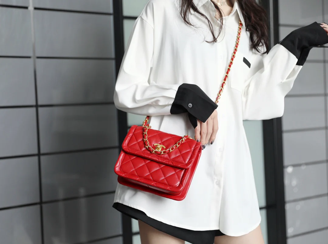 Маленькая сумка Chanel Tofu Bag - красная с золотой фурнитурой.