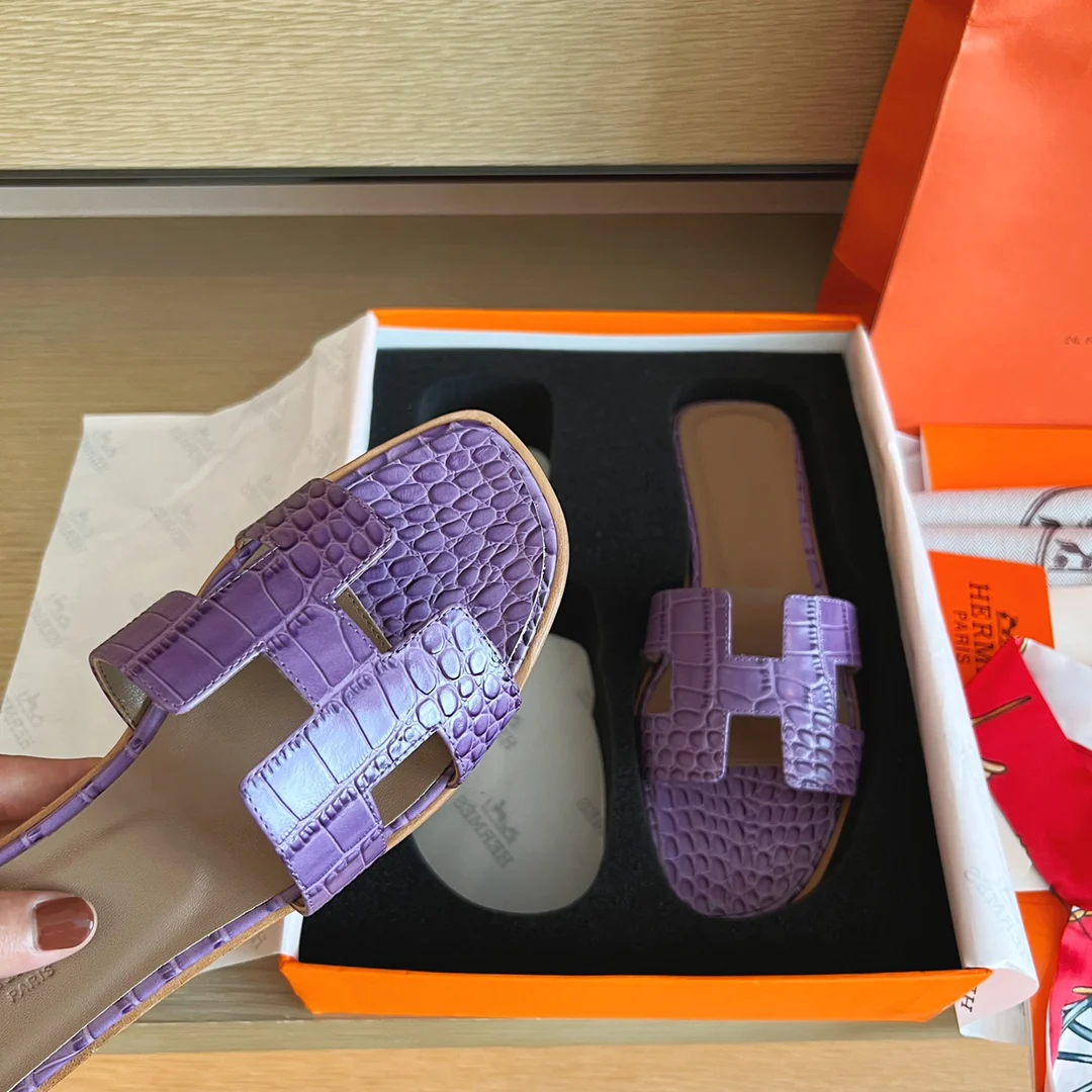 Сандалии Hermes-h на плоской подошве с крокодиловым рисунком-1