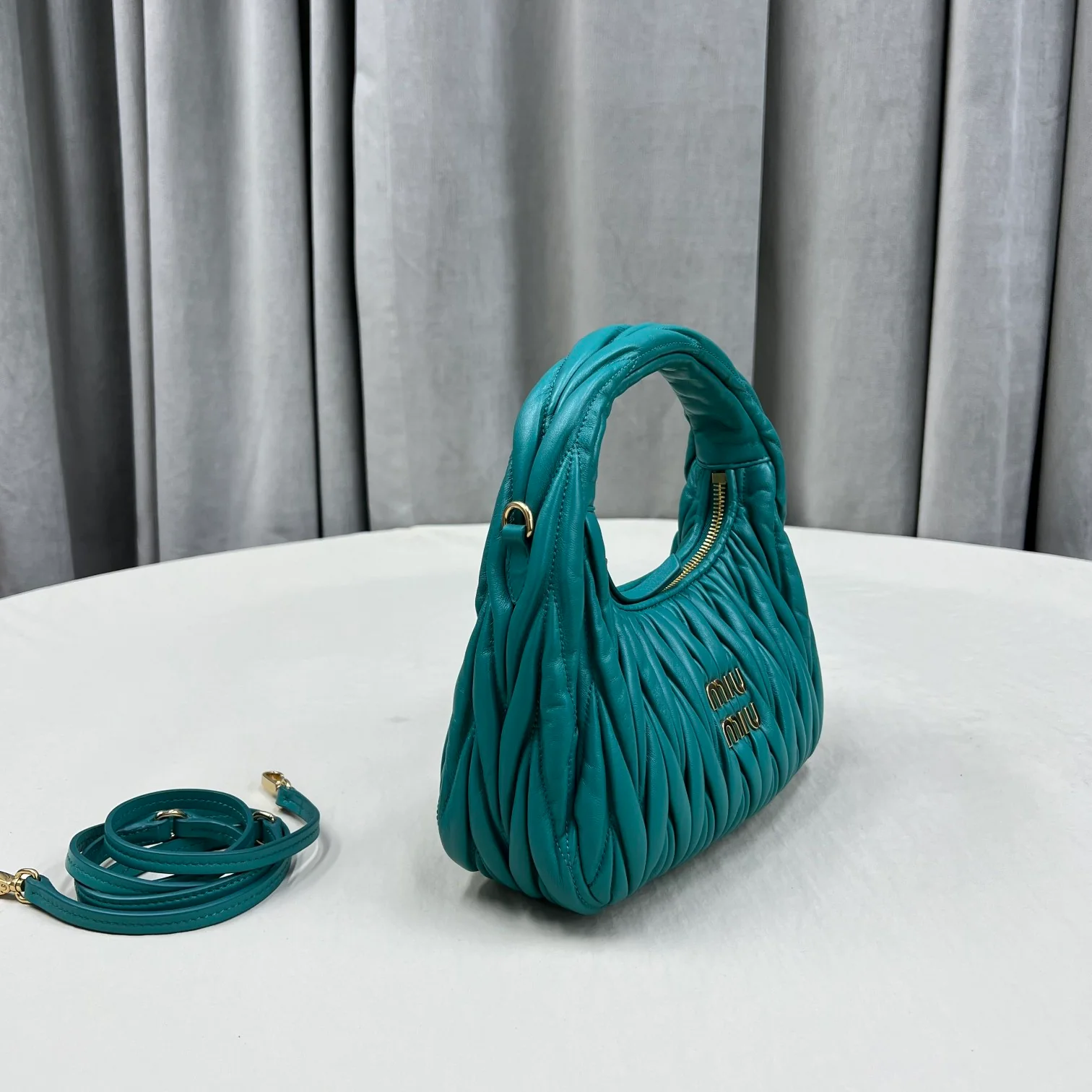 Сумка Miu Miu Wander, маленькая, из овечьей кожи, цвет павлиний синий.