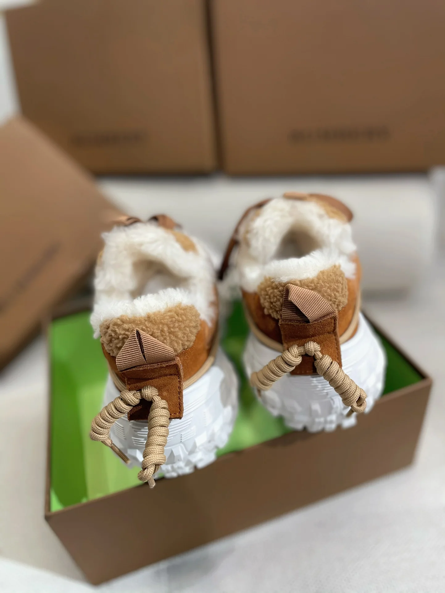 Коллекция Burberry ?Ранняя весна 2022? — Пушистые зимние кроссовки — Коричневые