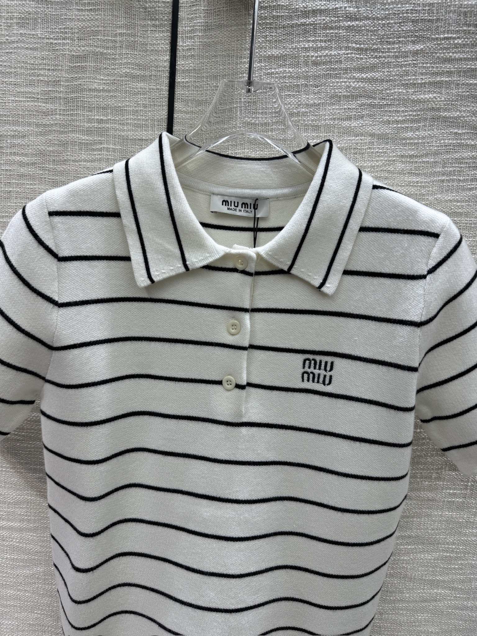 Miu Miu 2404 Трикотажный топ с короткими рукавами и воротником-поло в полоску, выполненный в технике колор-блокинга - белый