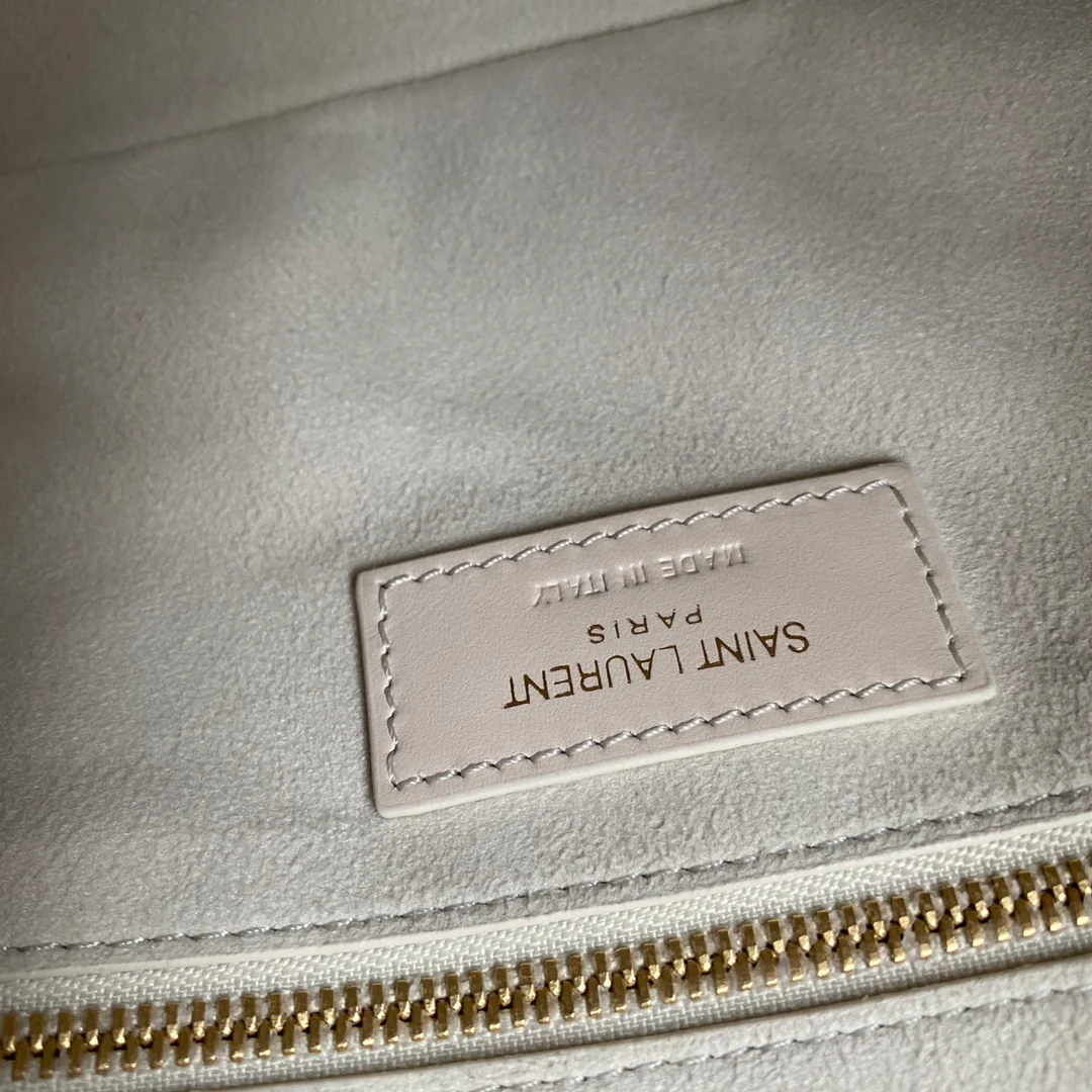 Сумка-седло YSL Plain Saddle Bag - белая с золотой фурнитурой.