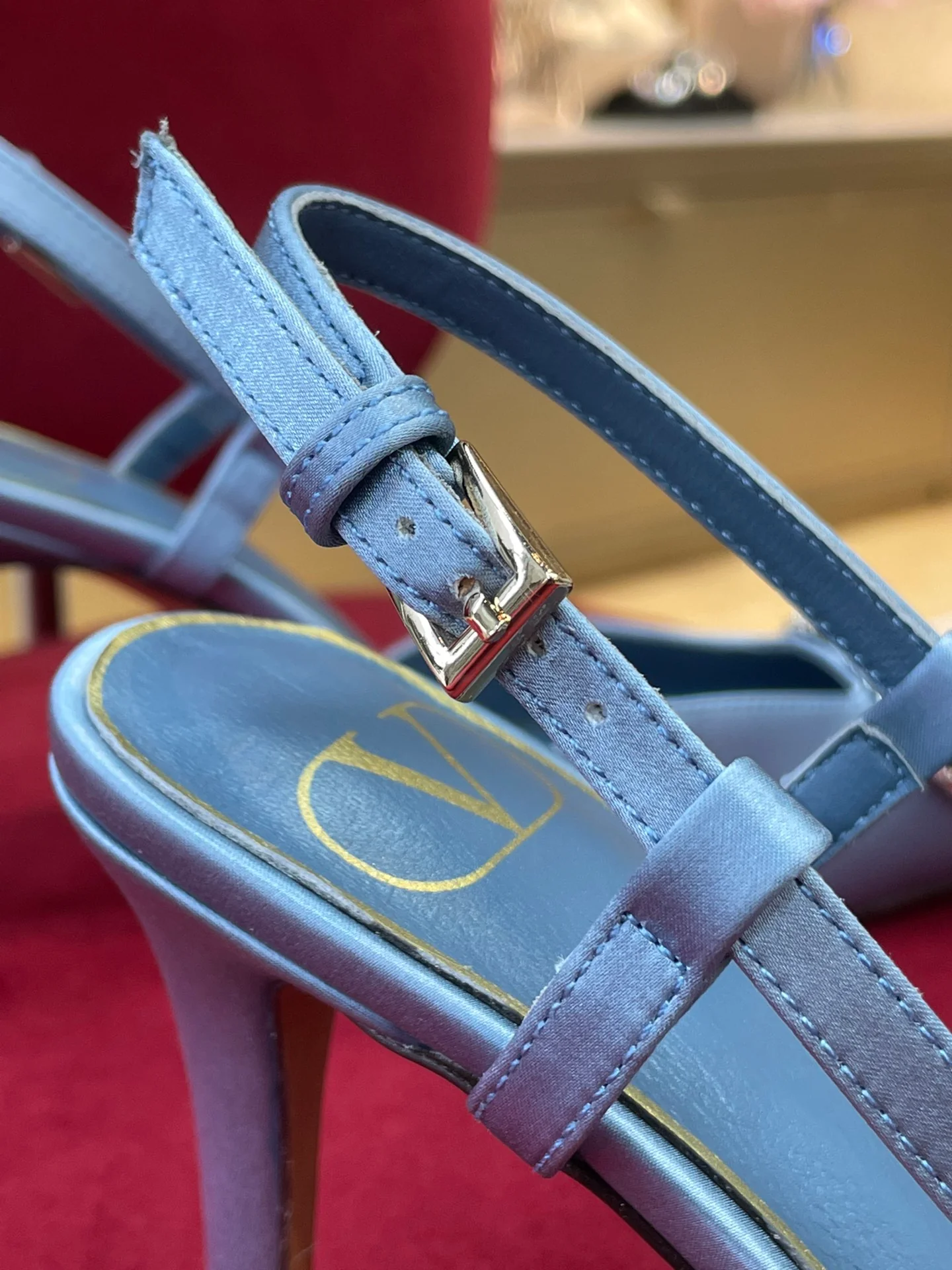 Новинка сезона осень/зима 2022 от Valentino - атласные туфли на каблуке с разрезом и стразами - синие.