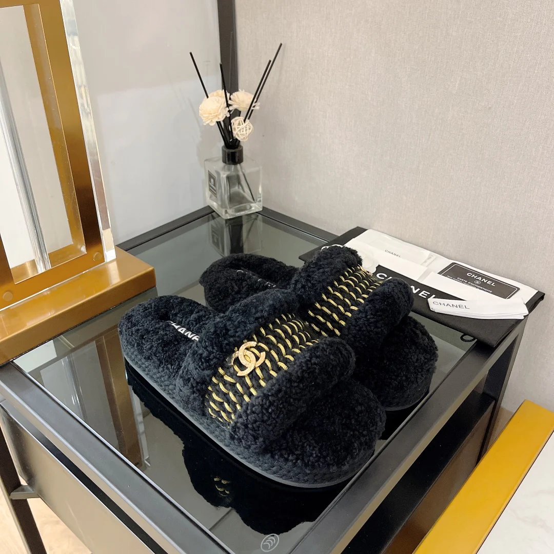 Коллекция Chanel 2022 года с подиума - Тапочки из овечьей шерсти - Черные