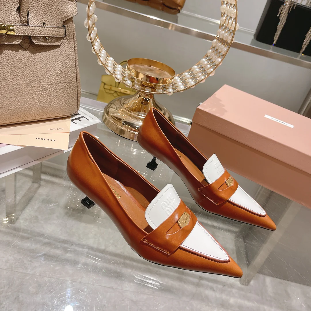 Новинка Miu Miu 2022 года - Туфли на низком каблуке с острым носком - Коричневые