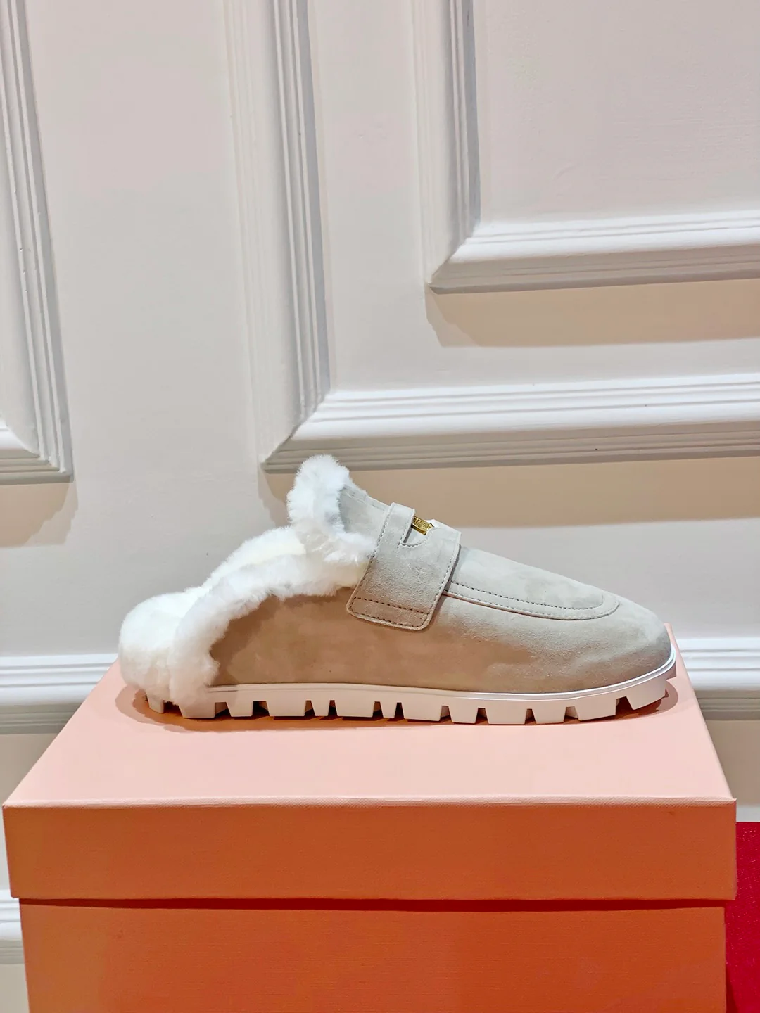 Новинка сезона осень/зима 2023 от Miu Miu - Меховые тапочки с золотой пряжкой - Светло-серые