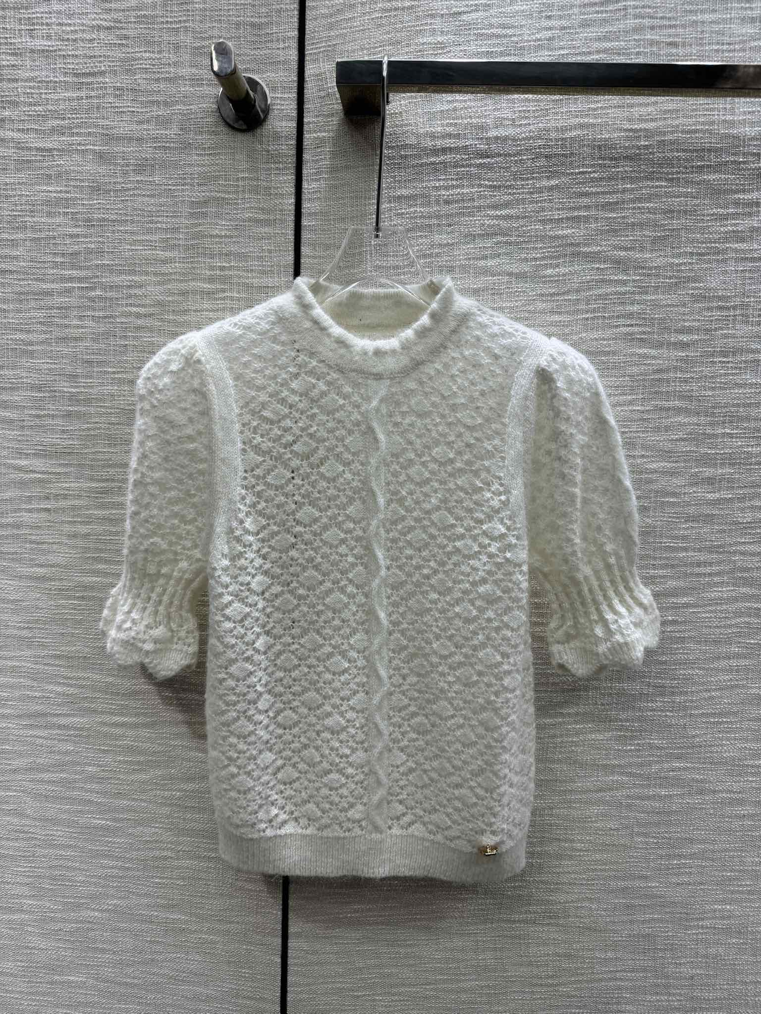 Chanel - 2403-24 Новинка ранней весны. Вязаный трикотажный топ с короткими рукавами и ажурным узором - Белый