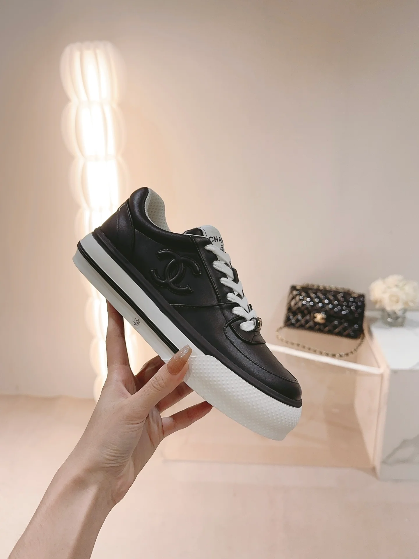 Новые поступления коллекции Chanel весна/лето 2023 - Кроссовки - Повседневные кроссовки - Черные