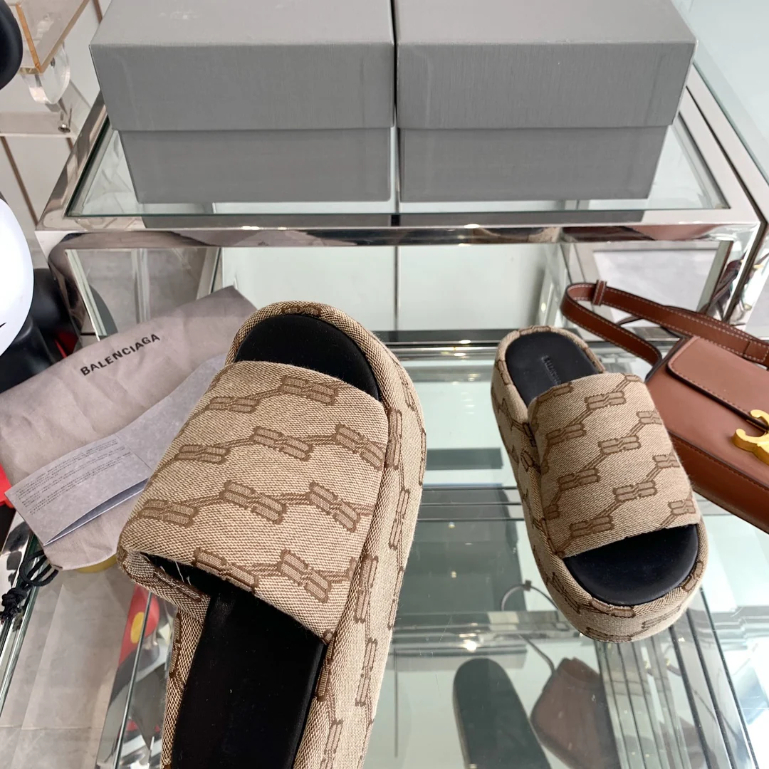 Новинка сезона весна/лето 2023 от Balenciaga - Тапочки на платформе с вышивкой - Коричневые