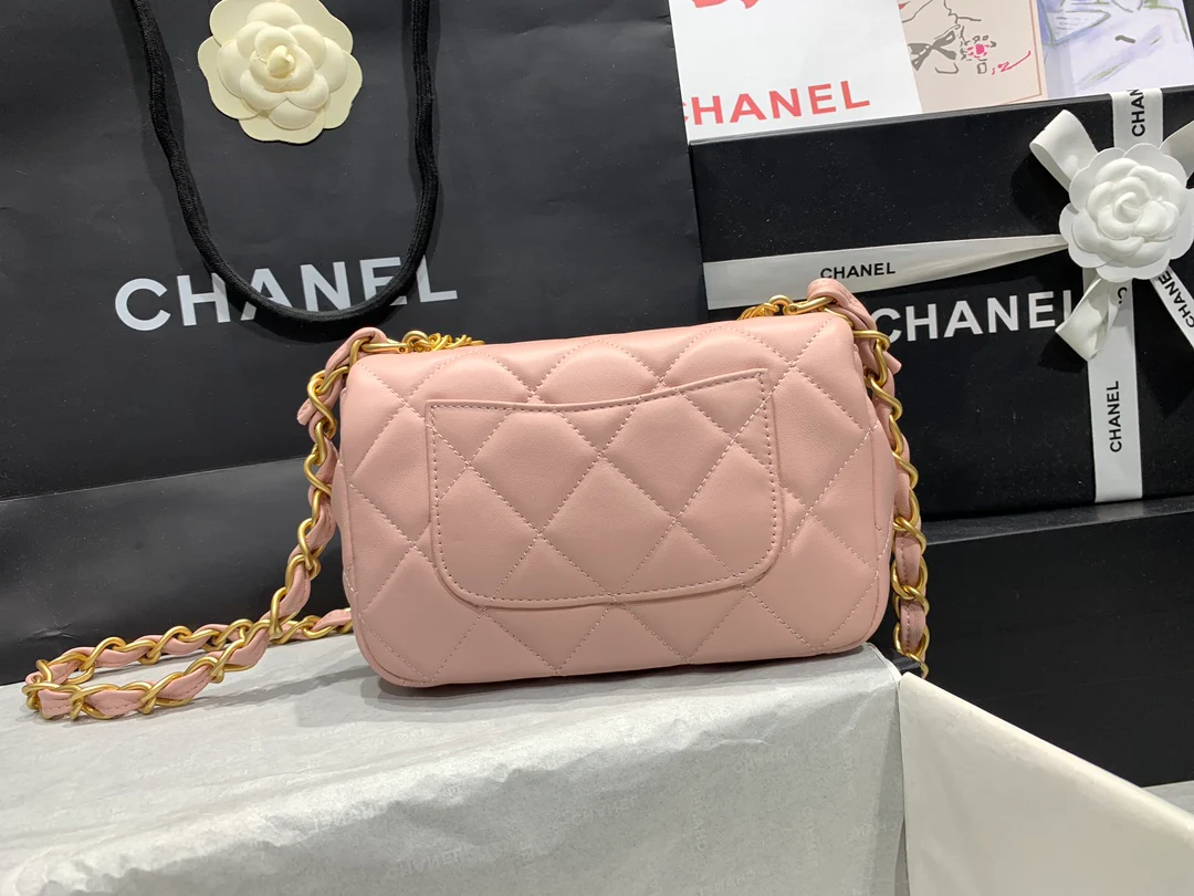 Новинка сезона весна/лето 2023 от Chanel - сумка Coin CF - розовая.