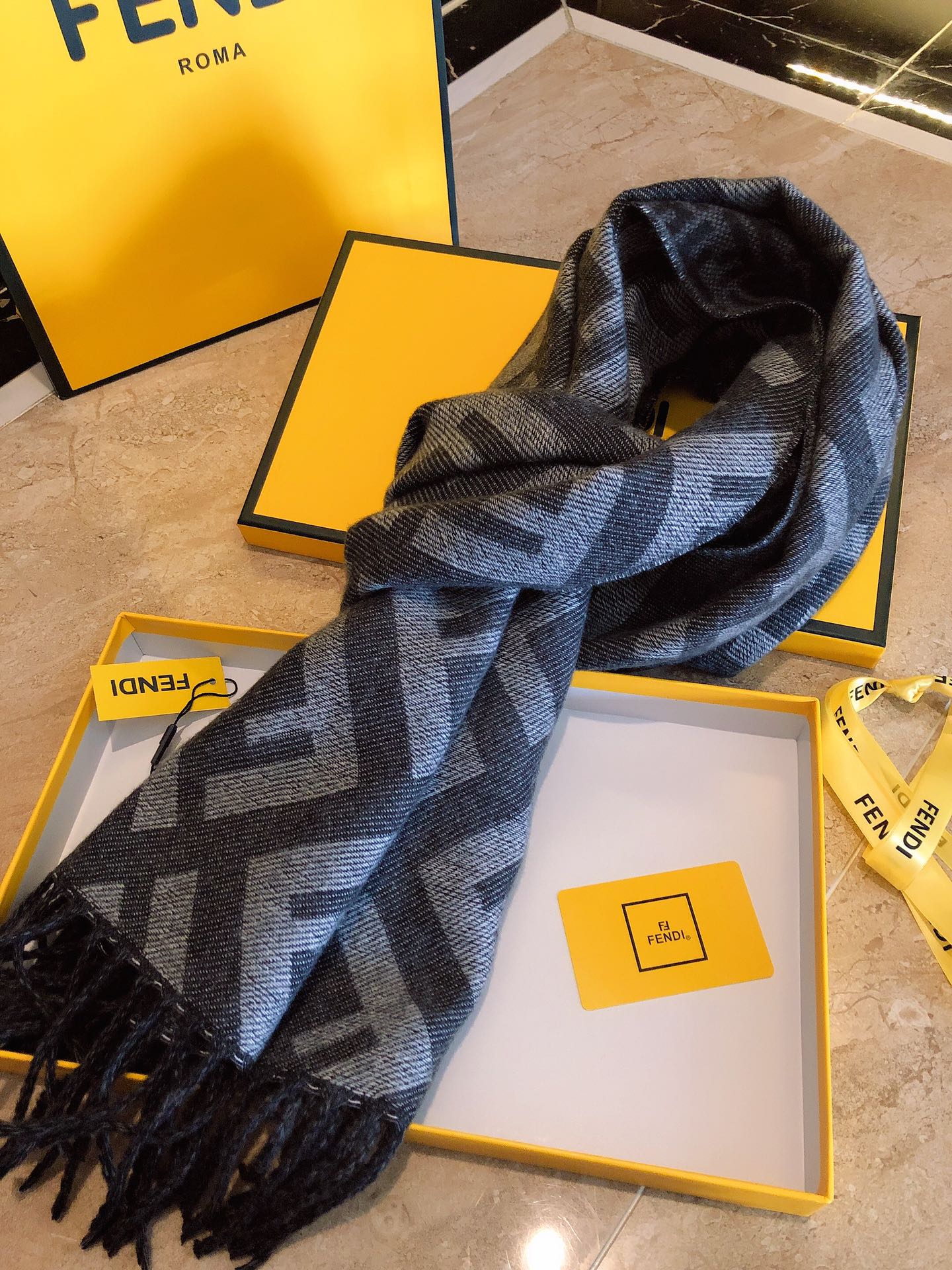 Двусторонний жаккардовый шарф Fendi - 38 см - 190 см