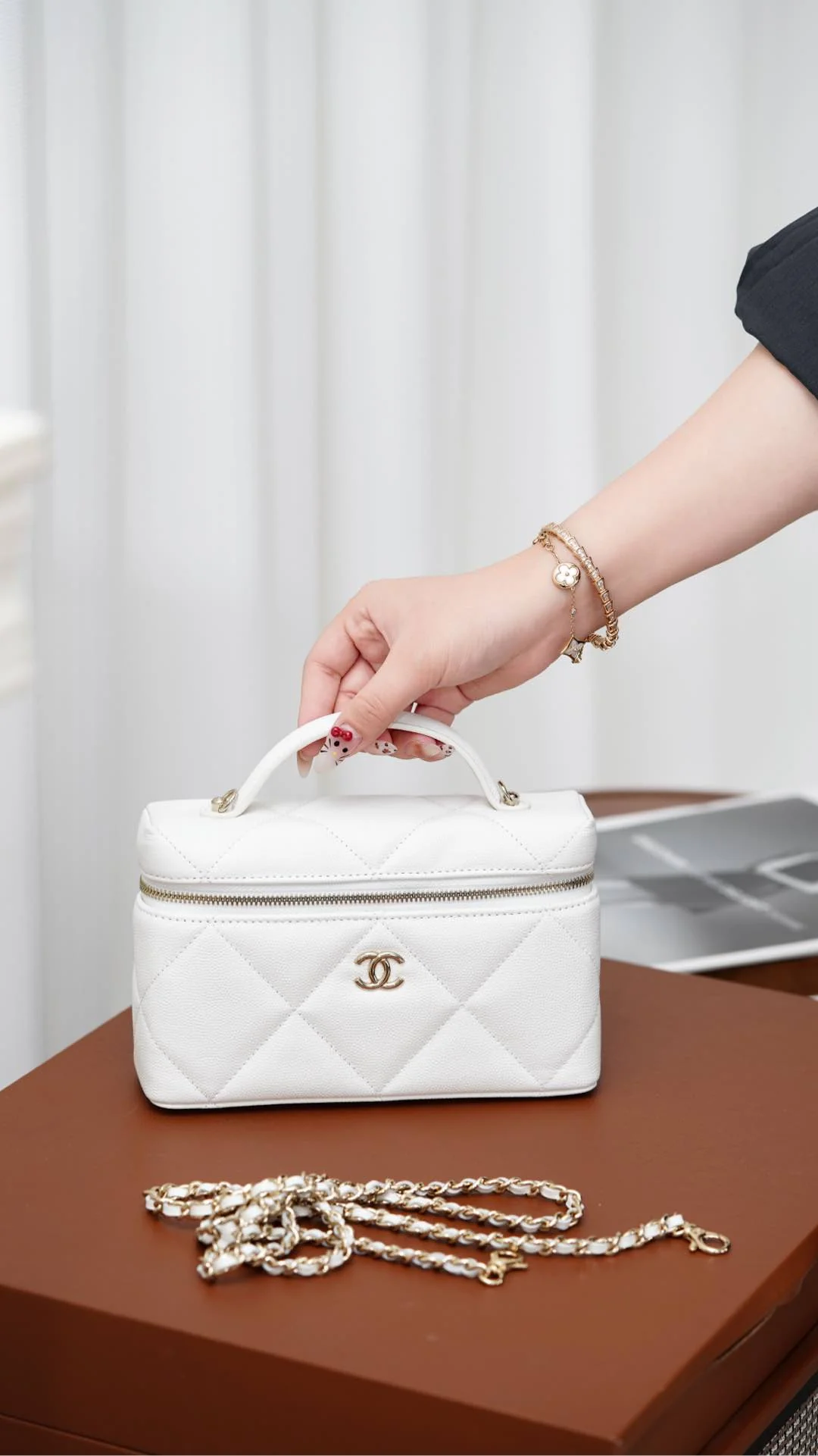 Мини-рюкзак Chanel 25b с пайетками - белый