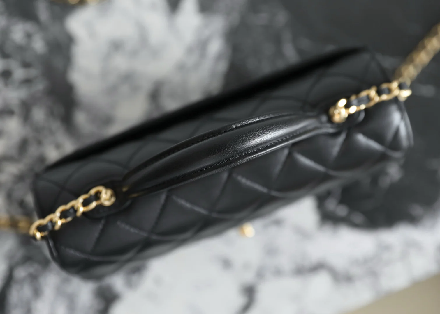 Chanel - Сумка-мессенджер с заклепками - Черная с золотой фурнитурой