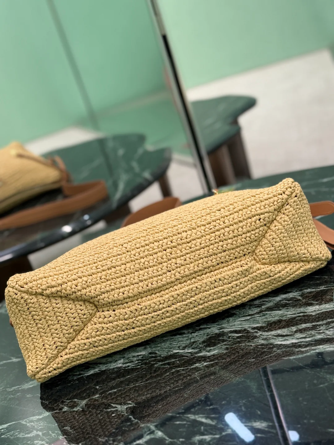 Сумка Prada Aimee из соломы, которую можно носить под мышкой.