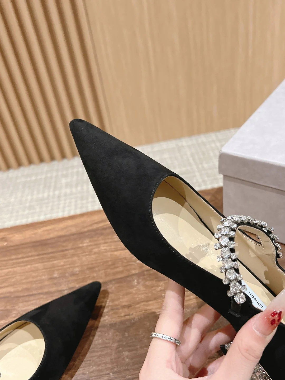 Туфли ?Мэри Джейн? от Jimmy с ремешком, украшенным стразами — черные.