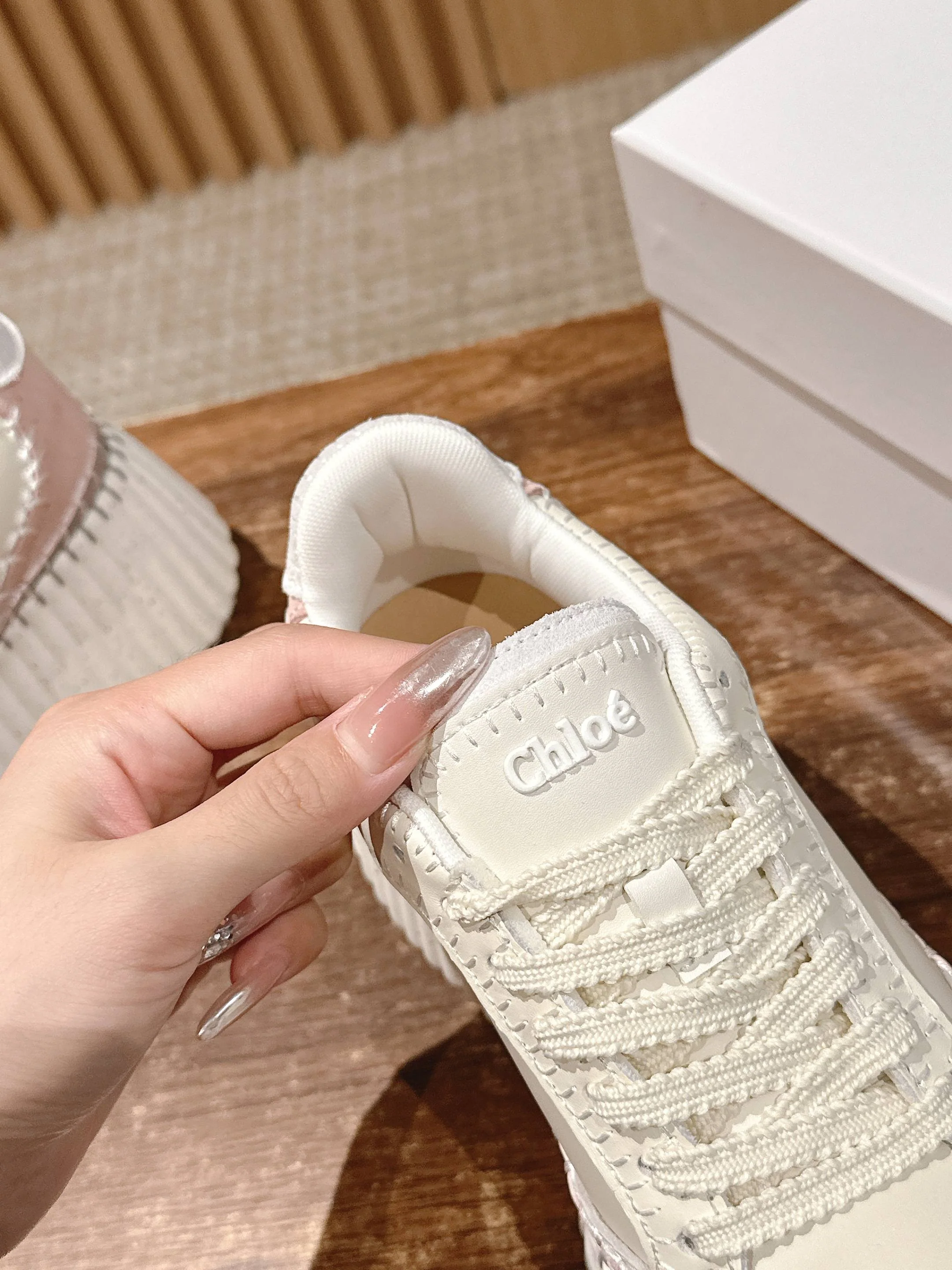 Белые кроссовки Chloe — Звездный стиль Джои Юнг, Сун И и Виктории Сон — Розовый