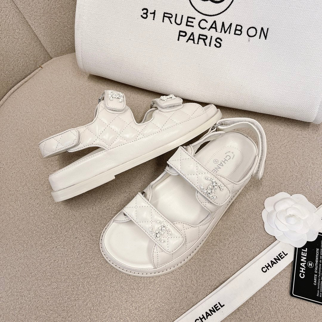 Chanel - Белые кожаные сандалии в клетку