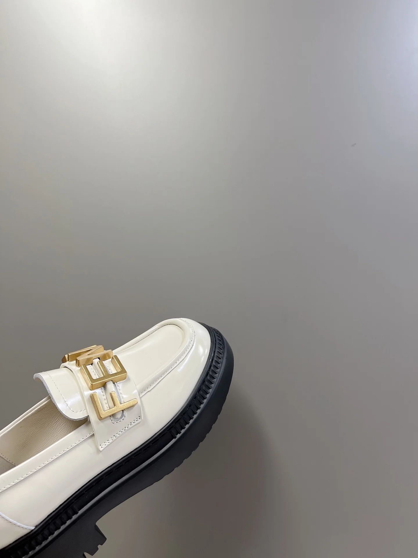 Новинка весны 2022 года от Fendi - туфли Letter Afro - белые.