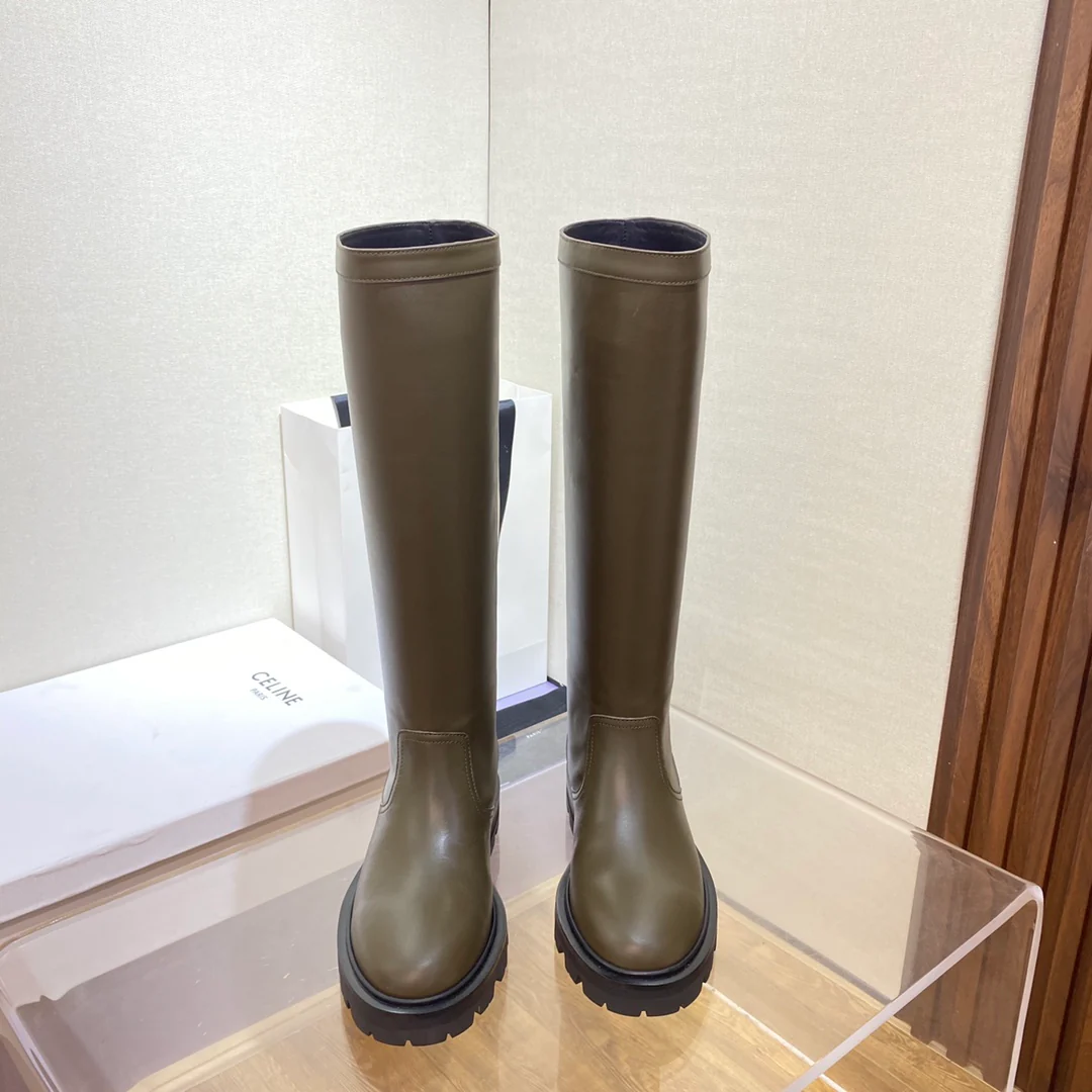 Образ Celine с показа Триумфальной арки — сапоги для верховой езды — зеленые.