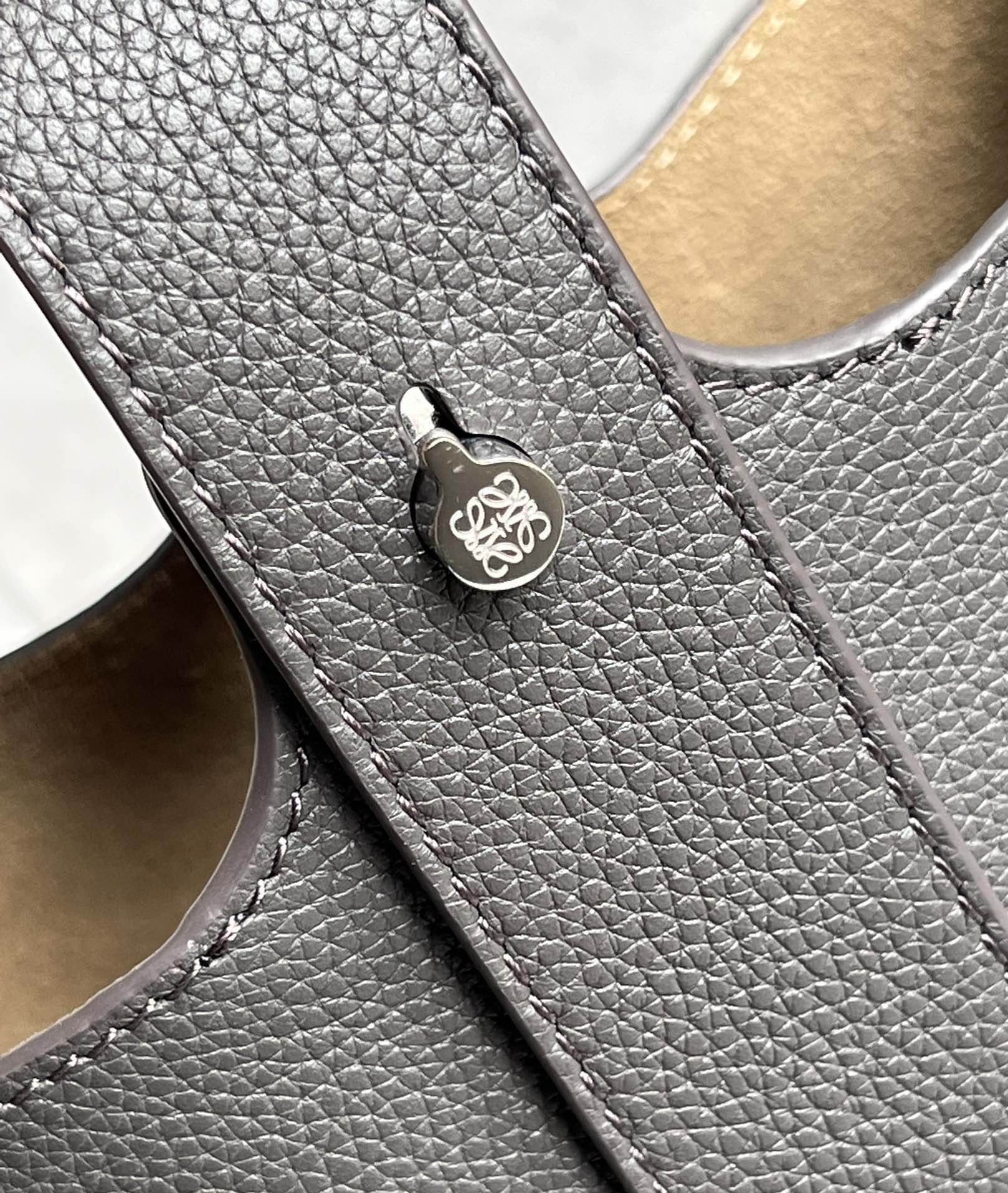 Сумка-ведро Loewe Pebble Bucket Mini Bucket Bag - матово-черная