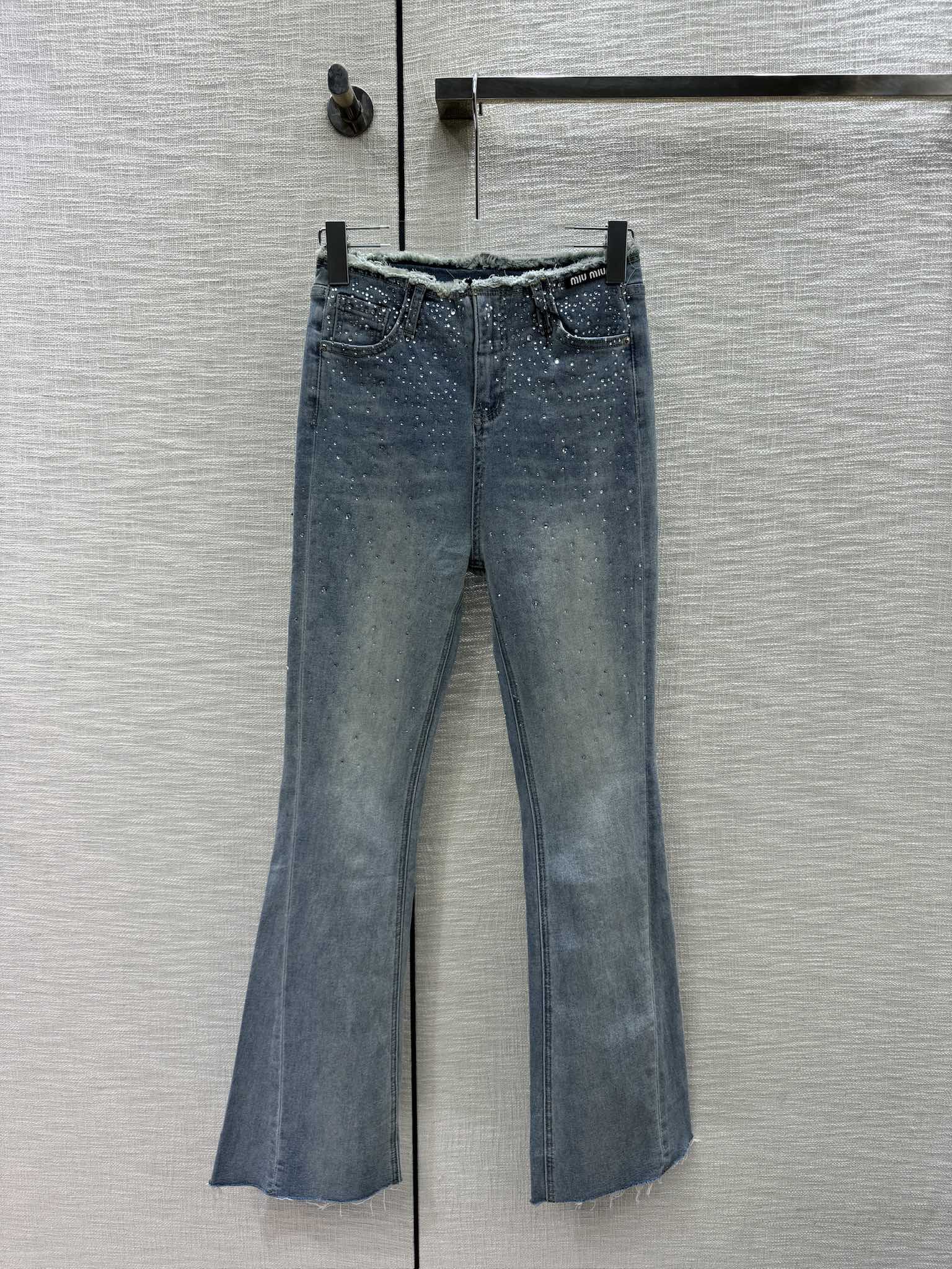 Miu Miu 2404 - Расклешенные джинсы с микро-лейнментом и стразами