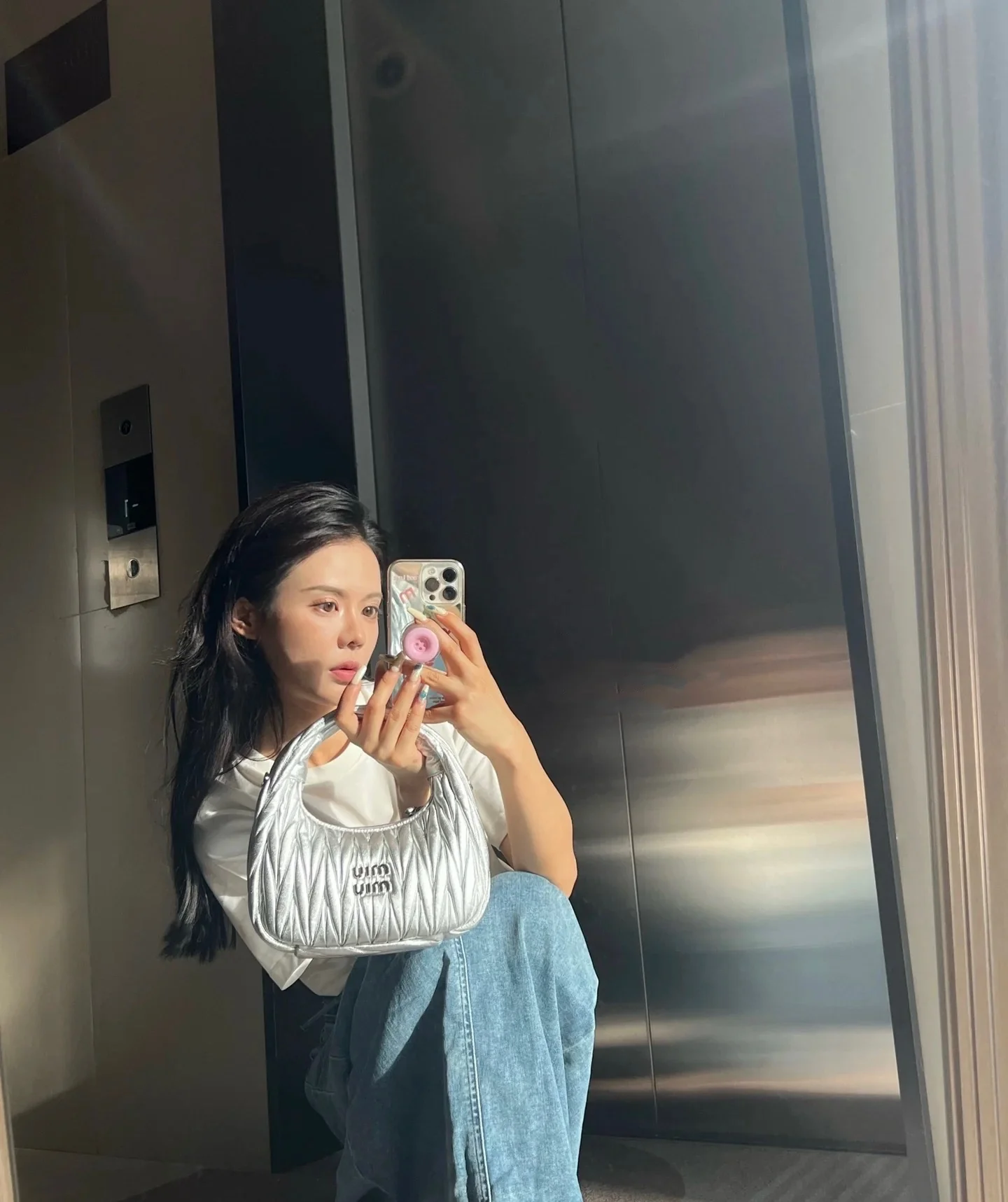 Сумка Miu Miu Wander — маленькая, из овечьей кожи — серебристая — Носите и делитесь