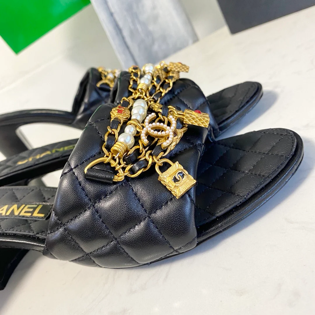 Туфли-лодочки Chanel с жемчужной цепочкой на каблуке