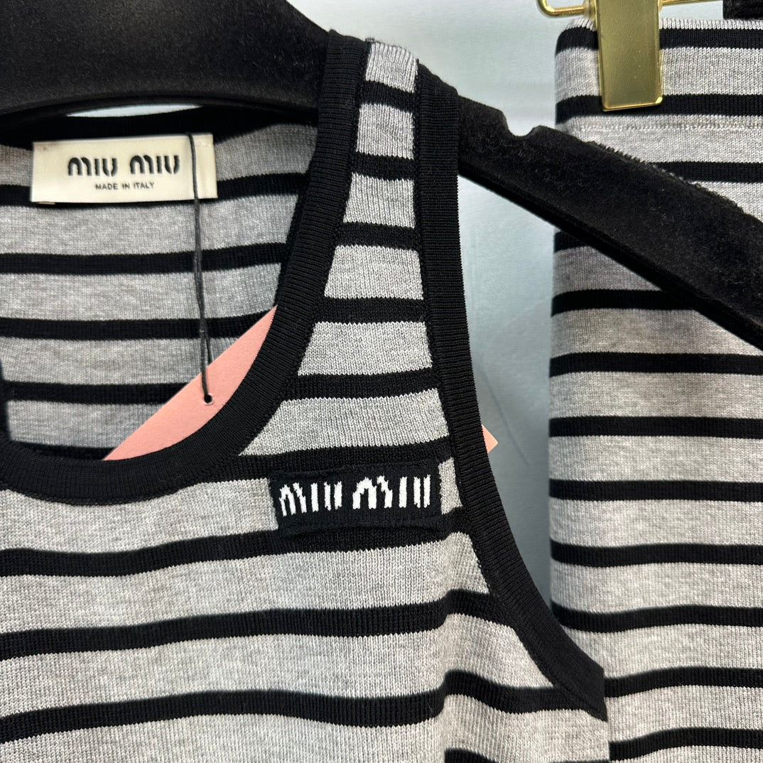 Miu Miu-2404 - Новый вязаный комплект из жилета и кардигана из коллекции 