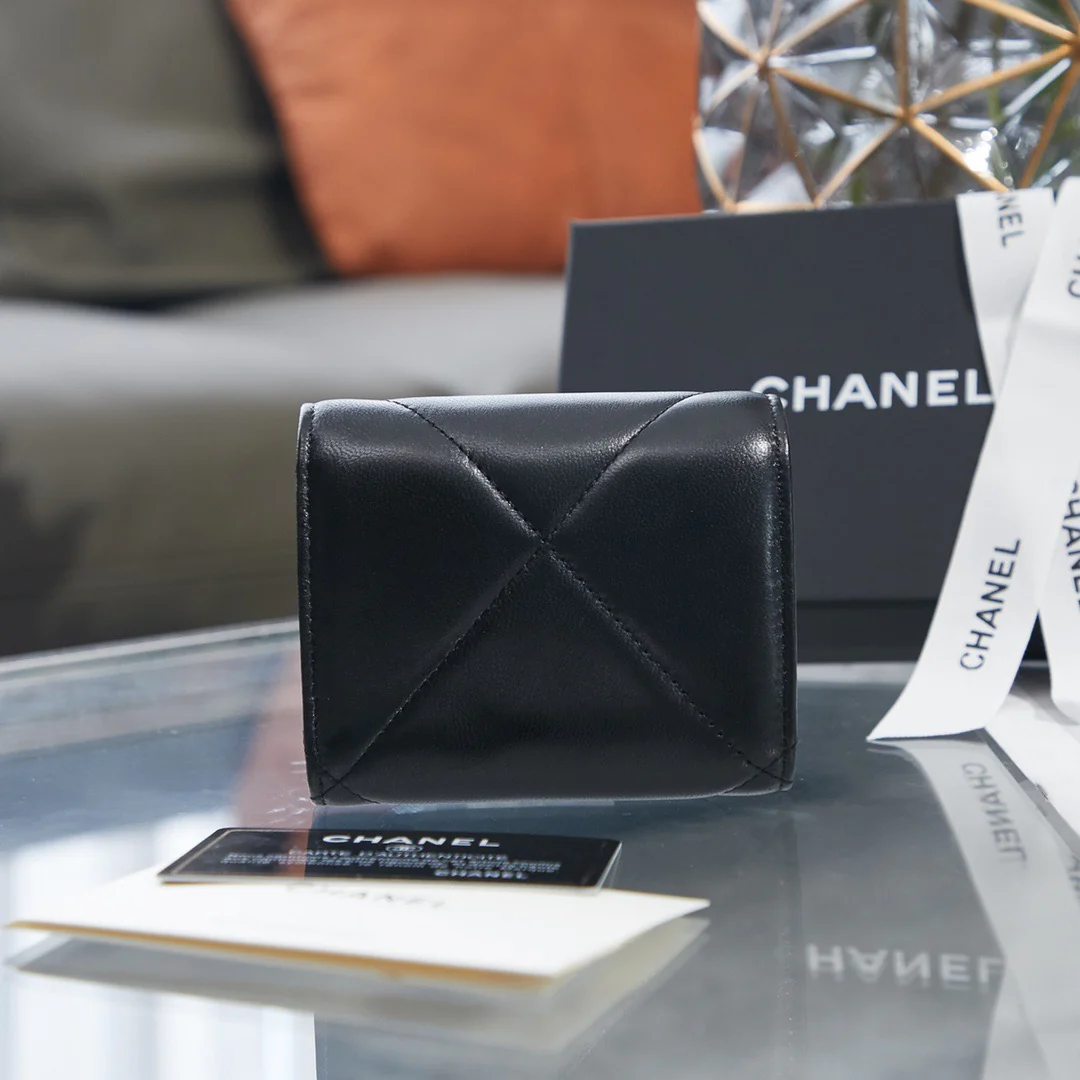 Короткий трехсекционный кошелек Chanel Series 19 - черный