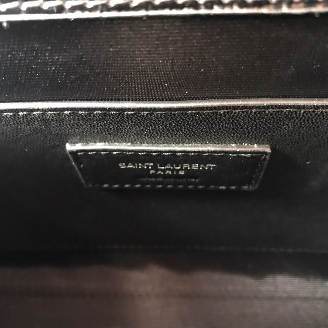 Сумка YSL Manhattan, маленькая, с фурнитурой из серебра с тиснением под крокодиловую кожу.