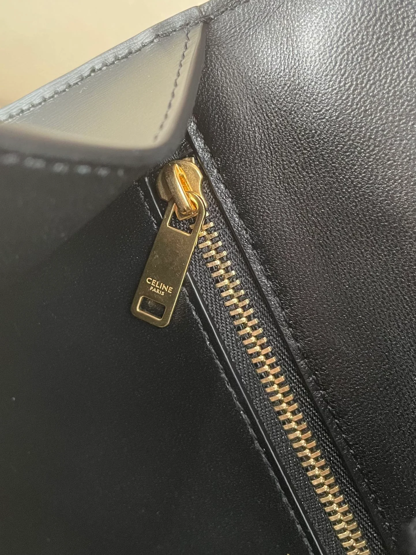 Коллекция Celine осень 2022 - Кожаная сумка Besace на цепочке - Черная